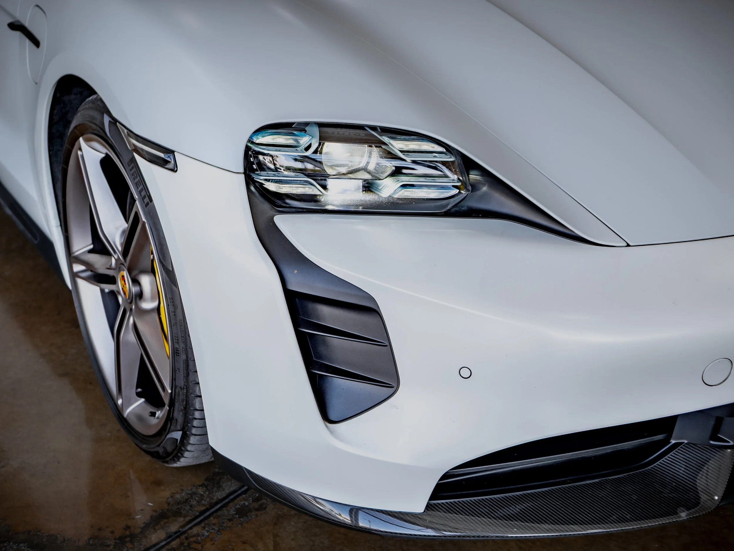 Porsche Taycan-4.jpg