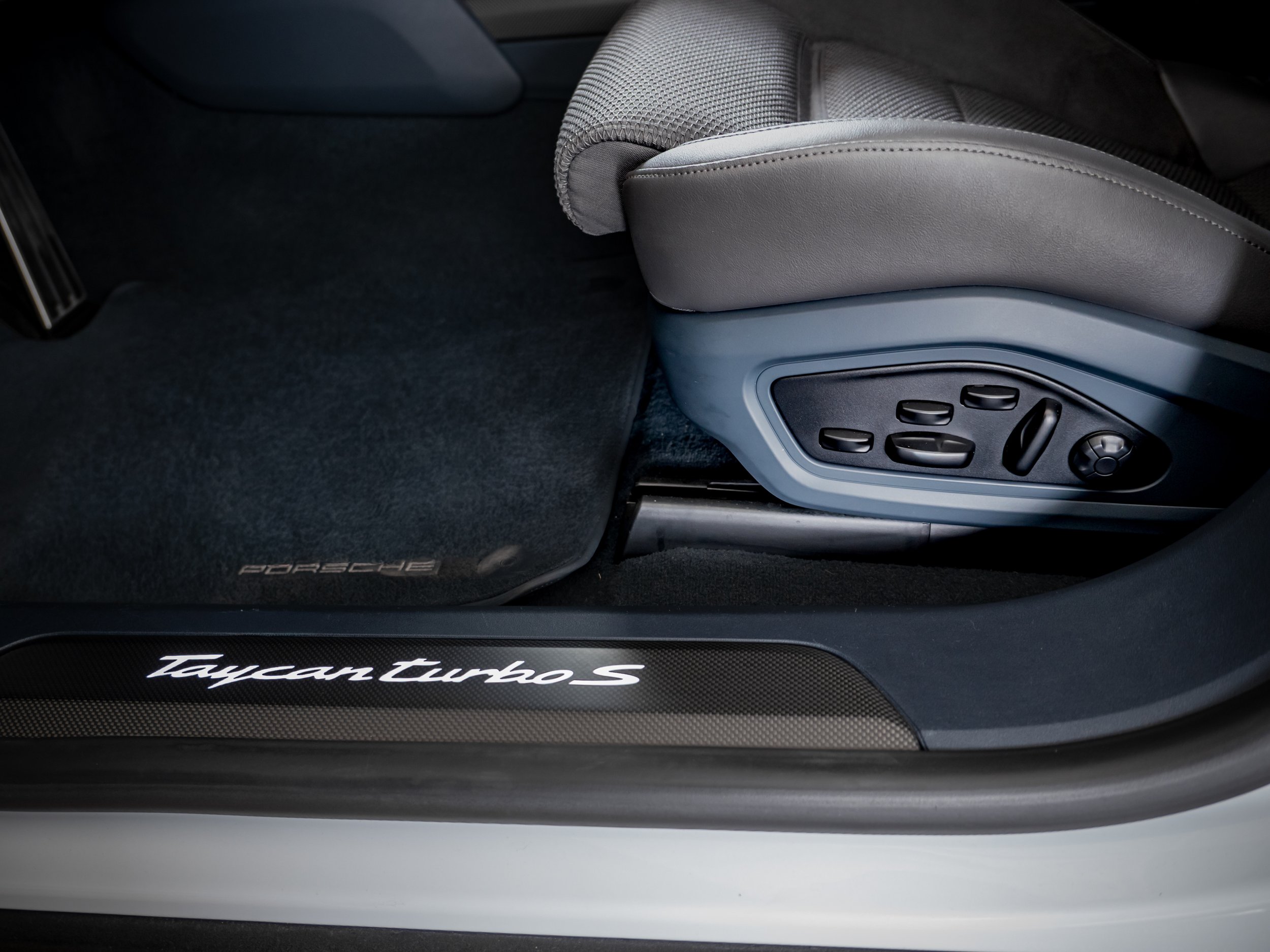 Porsche Taycan-30.jpg