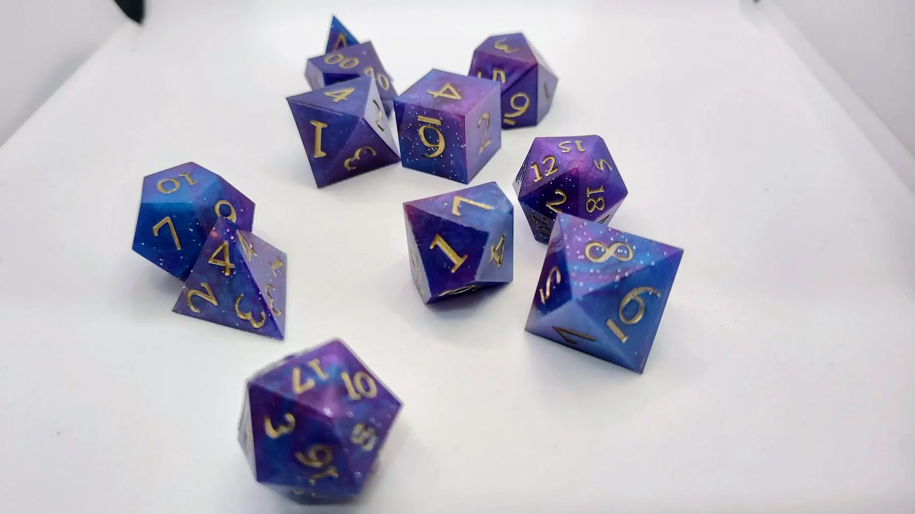 nightsky-handmade-resin-dice-set-dnd-pathfinder-closeup.png