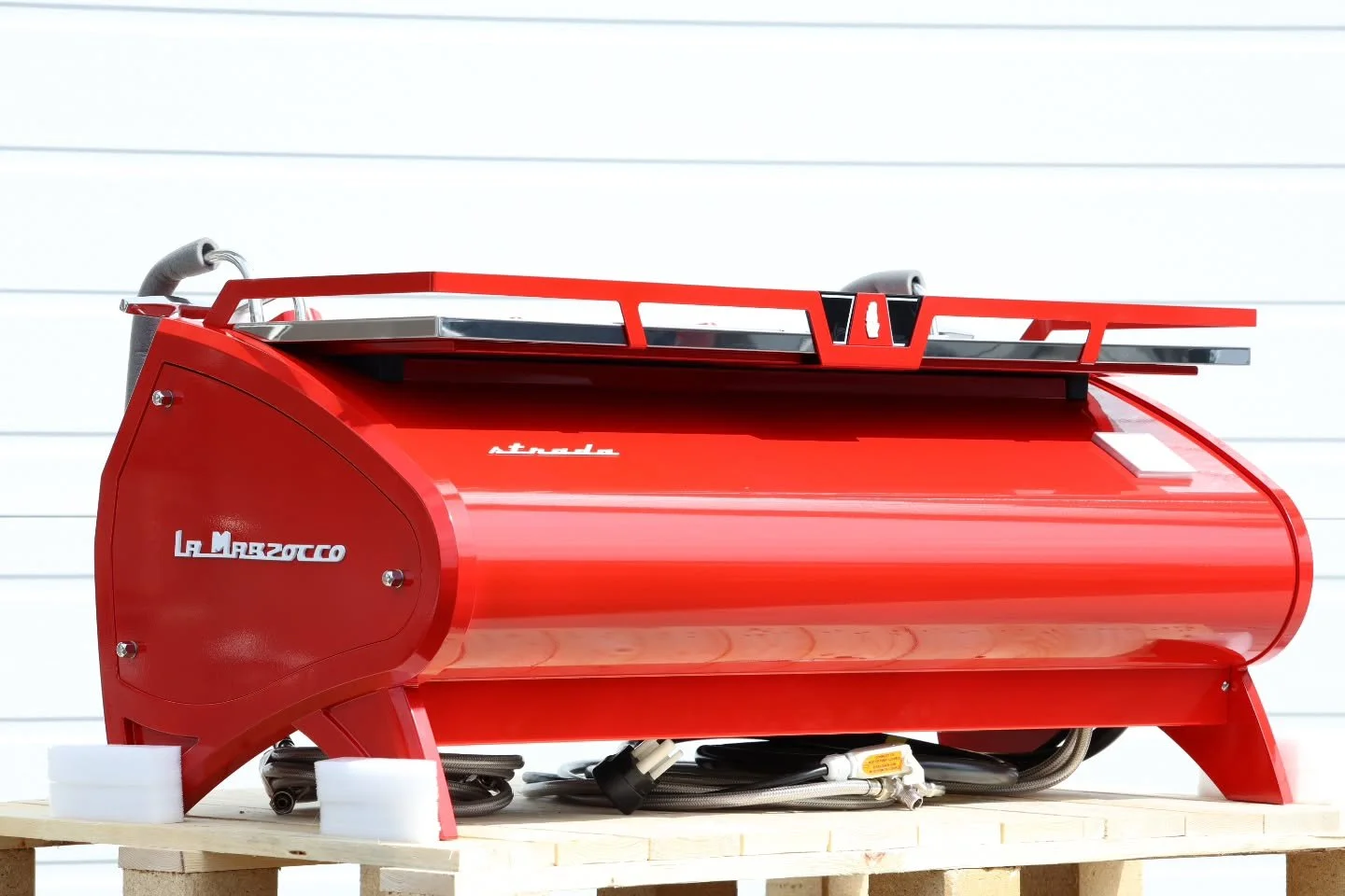 We had the sincere pleasure to collaborate with @illy_us to create this stunning @lamarzocco.usa Strada and matching @mahlkonig E65S grinders for the NYC rendition of their Illy Cube Pop-up. 

The pop-up featured a unique sensory experience and expre