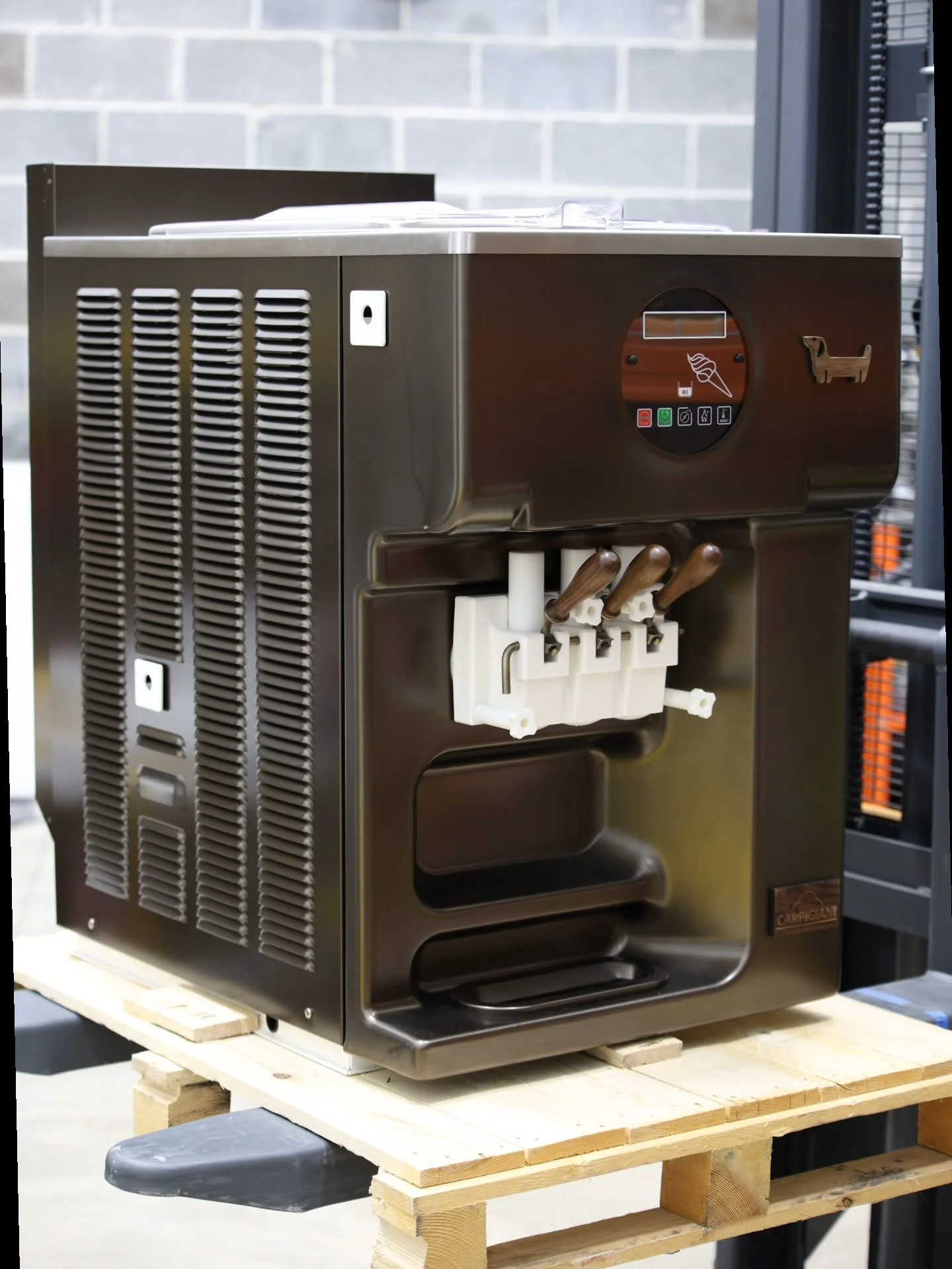 'Can you customize gelato machines?'

Yes, yes we can. We had the pleasure to recently complete two @carpigianinorthamerica gelato machines in a custom bronze metallic paint, antiqued brass details, walnut badges and accessories.