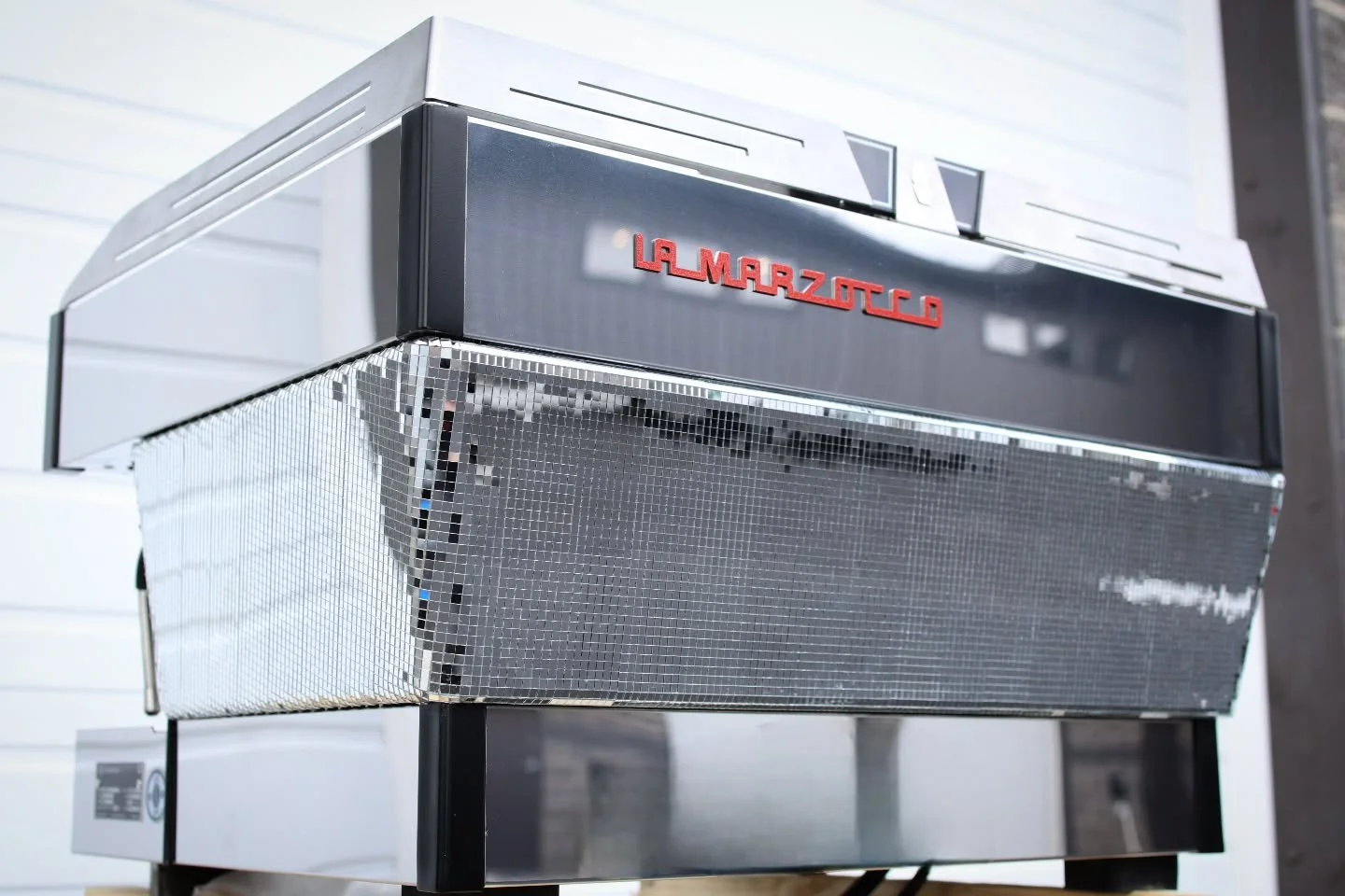 Possibly the best machine to toast the New Year 🪩

&ldquo;Beyonc&eacute;,&rdquo; as named by her caretakers at @sevensbuffalo, is already bringing the sparkle.

Here&rsquo;s to good coffee, good energy, and a fresh start.