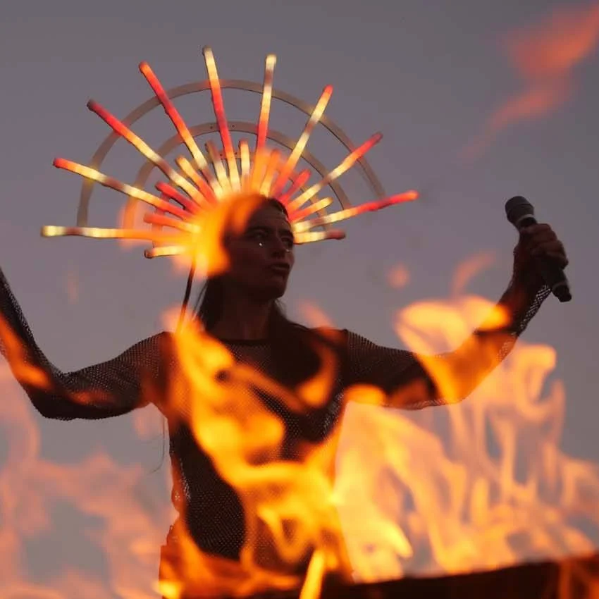 🔥 STIMMENFEUER PURA &ndash; f&uuml;r dein Fest oder deine Zeremonie! 🔥
Ob im Duo (mit Drums &amp; Percussion) oder Solo &ndash; wir entfachen Stimmenfeuer bei deinem Anlass.
Wir schaffen ein Erlebnis, das ber&uuml;hrt, verbindet und deine Feier ein