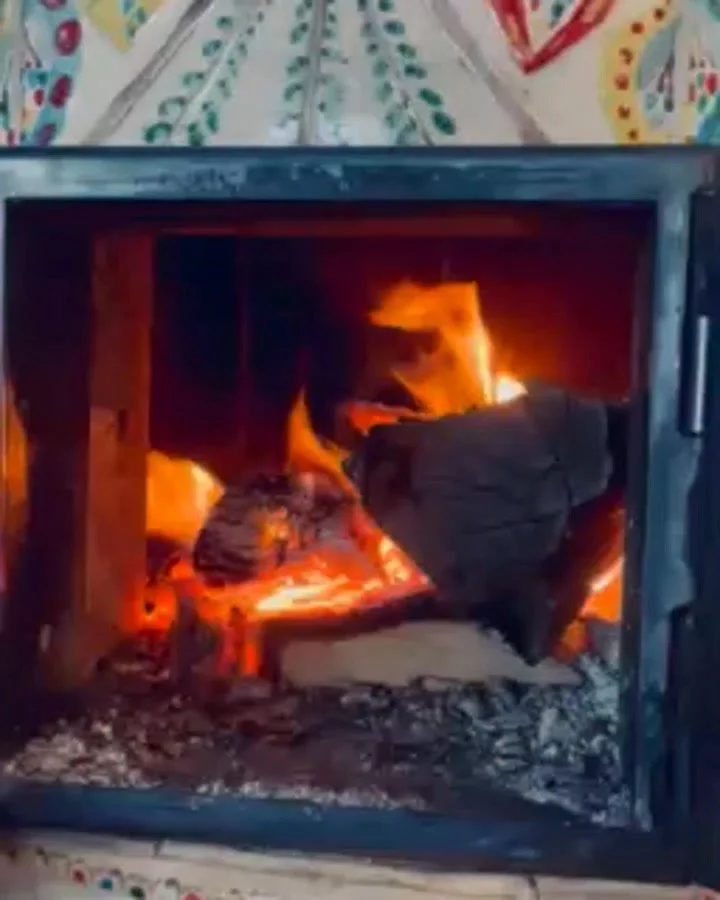 ✨ Vom Rot ins Gold 8.&ndash;10. Mai 2026 &bull; Tessin (TI)

Ein weicher &Uuml;bergangsraum f&uuml;r Frauen, die die Mondzeit verabschieden und in ihre reife Frauzeitenkraft hineinwachsen m&ouml;chten. Mit Tanz, Stimme, Austausch &mdash; mit Freude, 