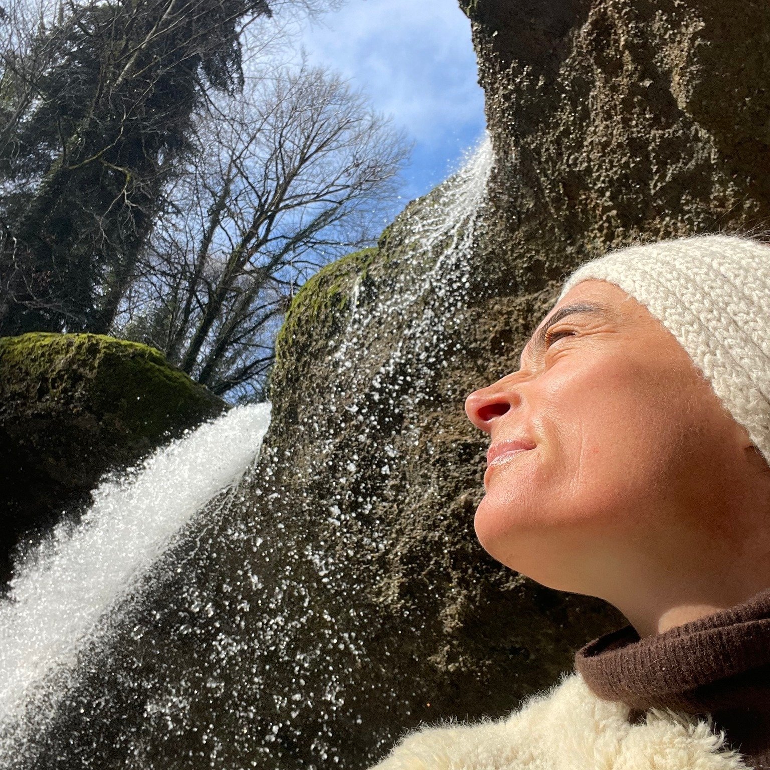 KREIEREN

Stille kl&auml;rt.
Ich lausche.
Empfange.
Gebe Stimme.
Lausche.
Und  gebe der Stimme ihre Form.

#Stimme #VoiceWork #Improvisation #Kreation #CreativeFlow #InnerVoice #Selbstausdruck #Embodiment #Achtsamkeit #Meditation #FlowState #Klang #S