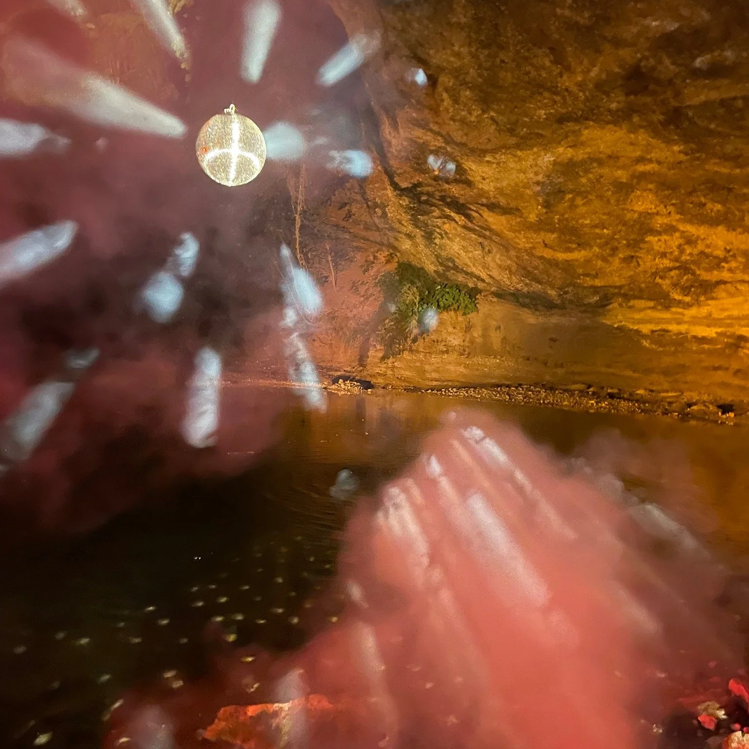 Danke, Guggenloch &ndash; f&uuml;r einen Ort voller Magie und die sch&ouml;nsten Erinnerungen. 🌿✨
Im Fr&uuml;hsommer 2024 durften wir hier die PURA-Videoaufnahmen zum Song MANJADI erleben &ndash; ein kreativer Prozess voller Tiefe, Verbindung und ec
