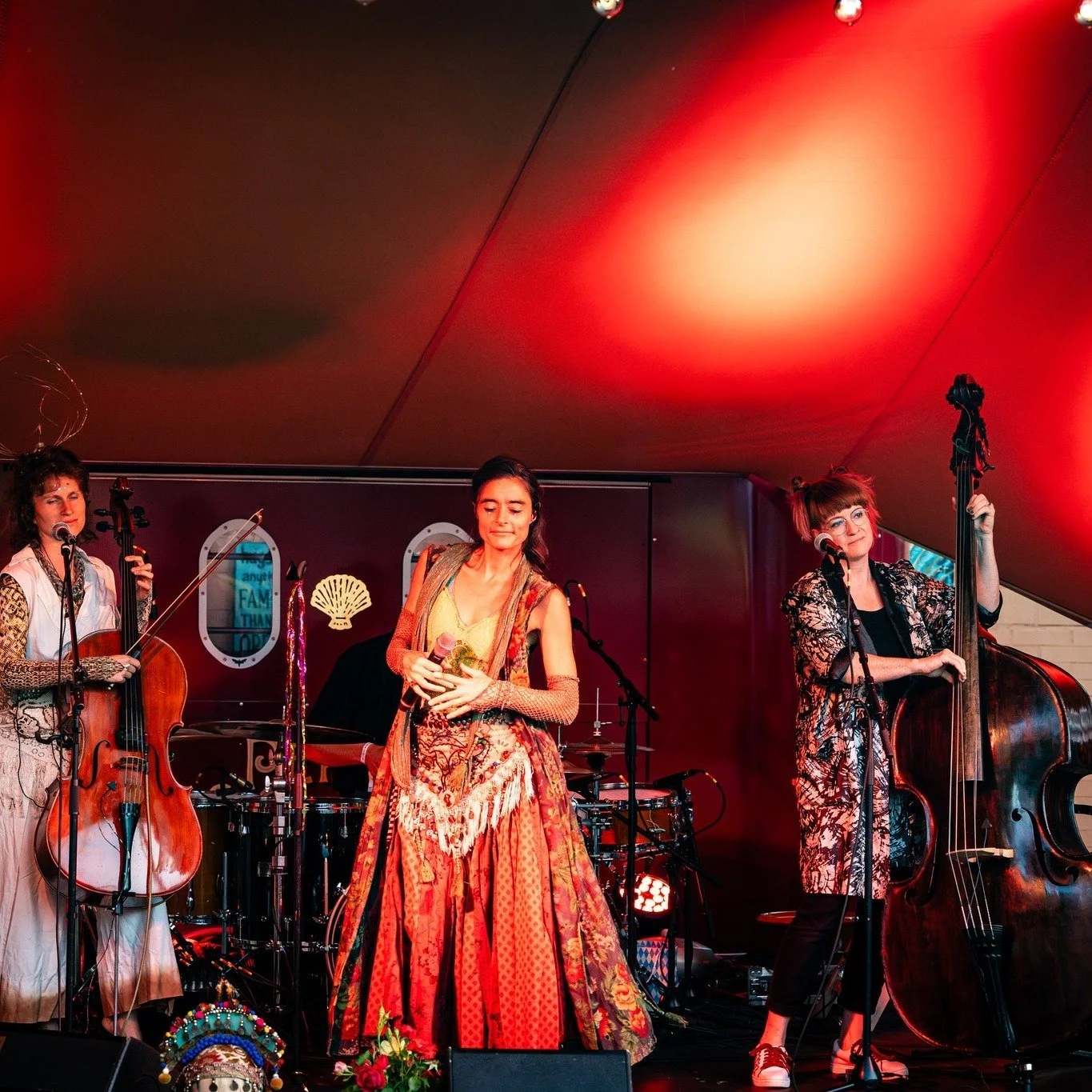 ✨ Dankbar f&uuml;r unsere bunte &amp; ber&uuml;hrende Tour 2025 ✨

Was f&uuml;r Begegnungen.
Was f&uuml;r R&auml;ume.
Was f&uuml;r leuchtende Momente.

Wir erinnern uns mit grosser Dankbarkeit an jeden Ort, jedes L&auml;cheln, jede Tr&auml;ne. Danke 