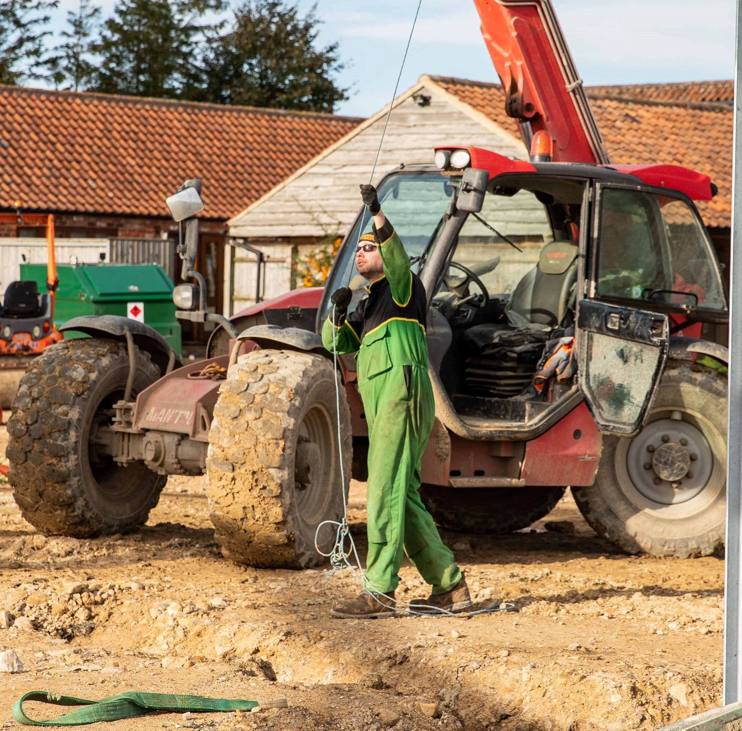 man-telehandler-manitou-rope-building-site