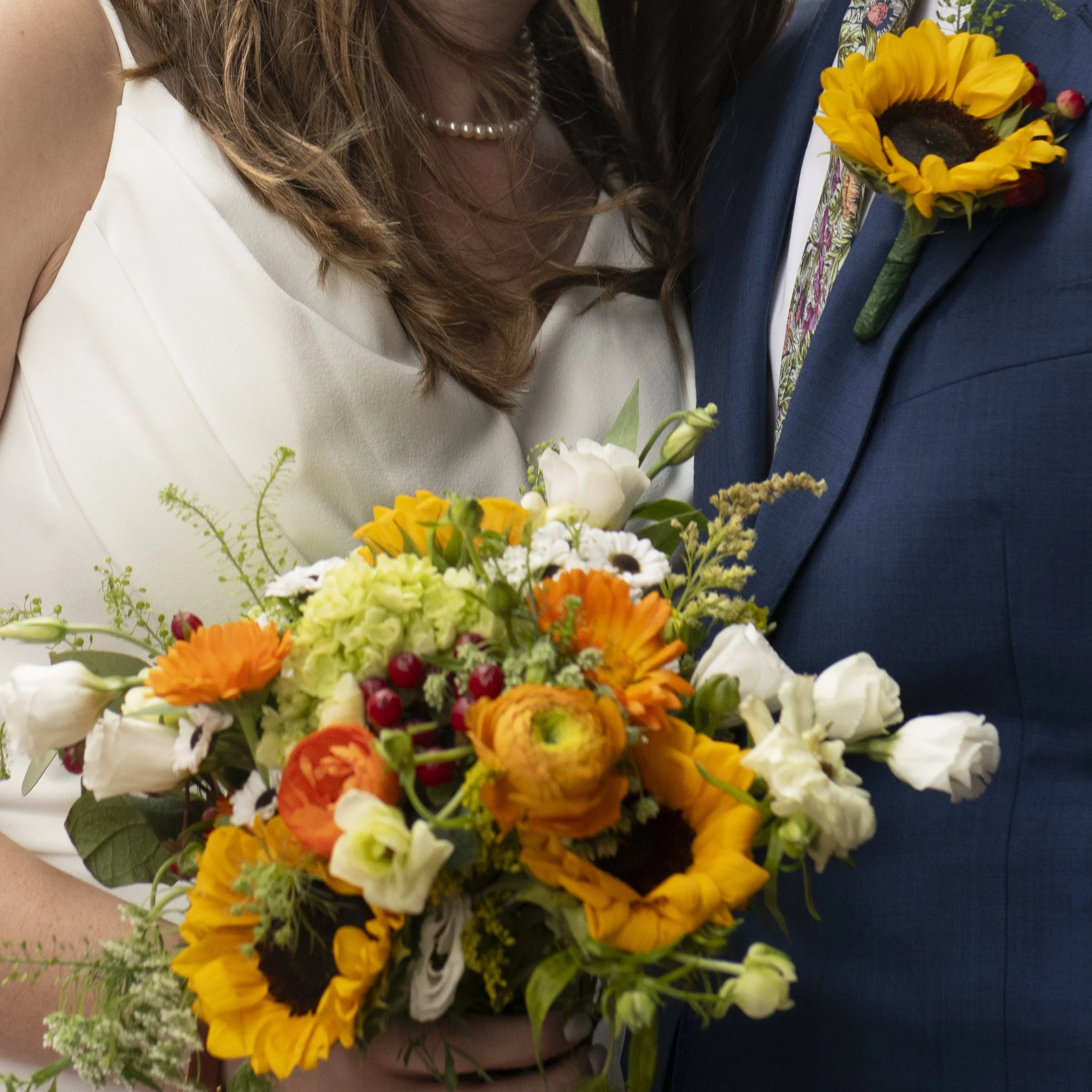 Mircowedding elopement sunflowers