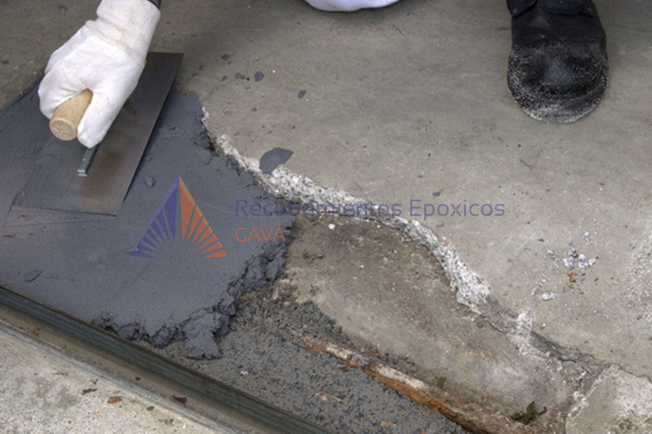 Detalle de reparación con recubrimiento epóxico en una superficie de concreto, con las manos de un trabajador aplicando el recubrimiento y un pie visible en el fondo.