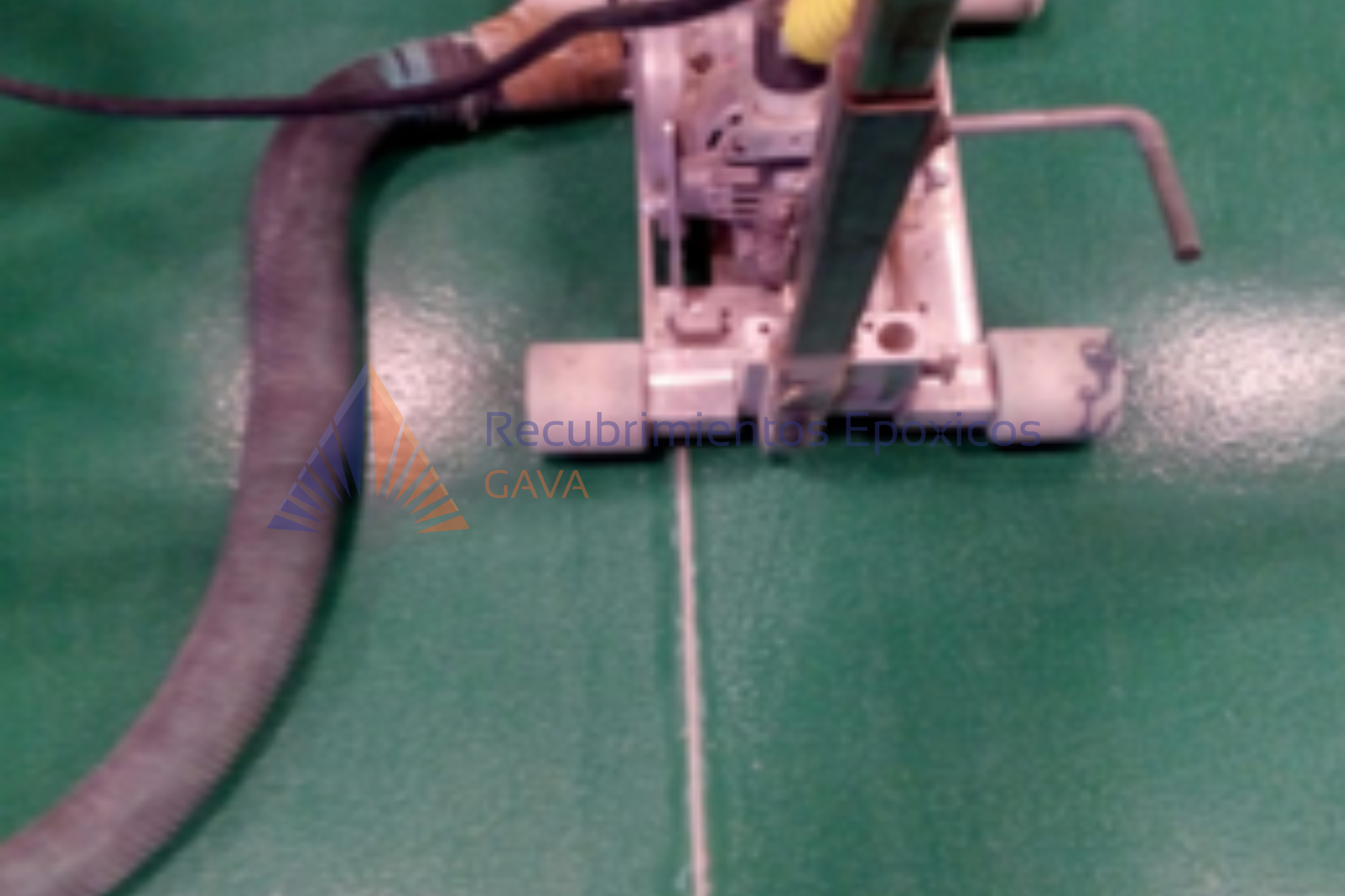 Herramienta eléctrica en una mesa de trabajo con fondo verde.