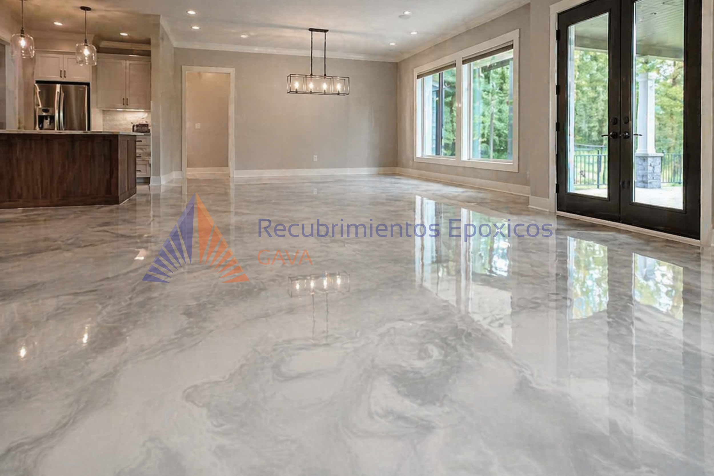 Interior de una sala con paredes en color gris y pisos de mármol brillante, ventanas grandes con vista a un área exterior con árboles, y puertas de vidrio hacia afuera.