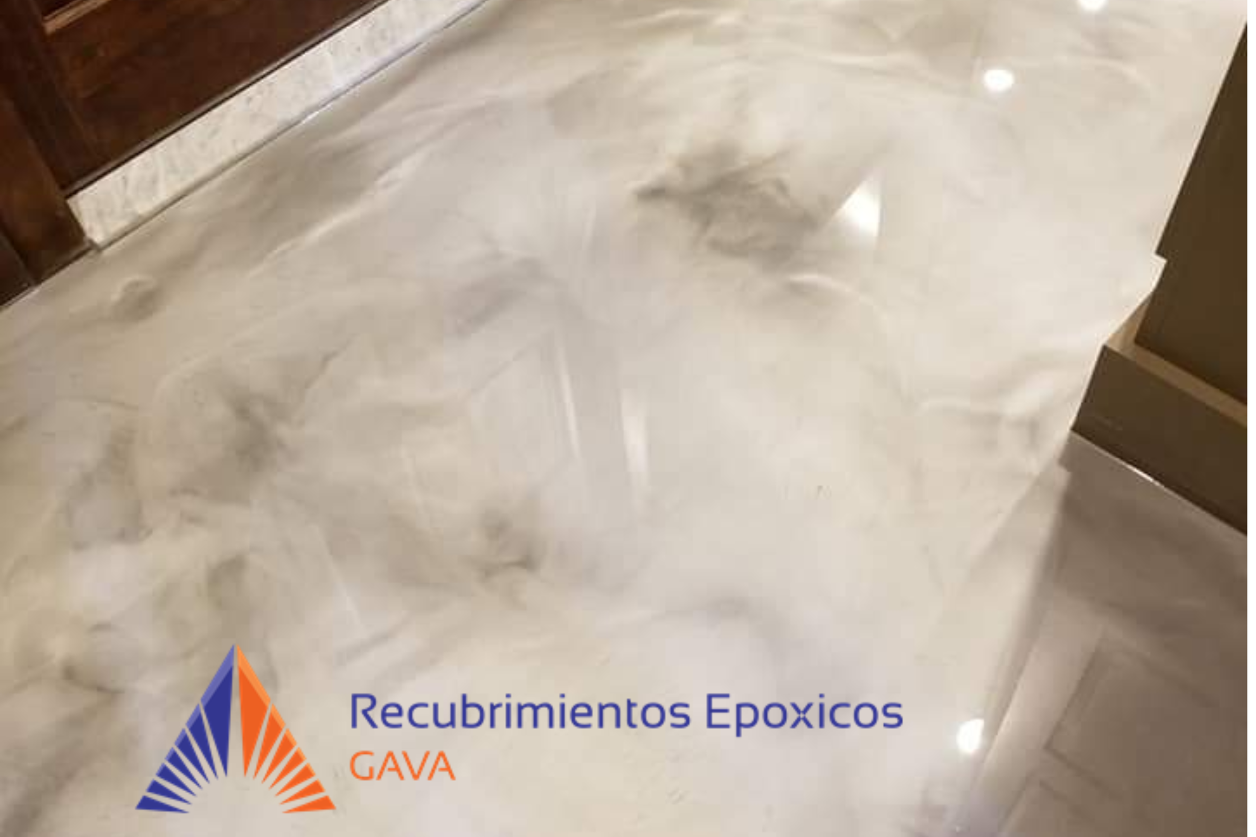 Piso de mármol beige y cartel con logotipo y texto en español que dice 'Recubrimientos Epóxicos GAVA'.