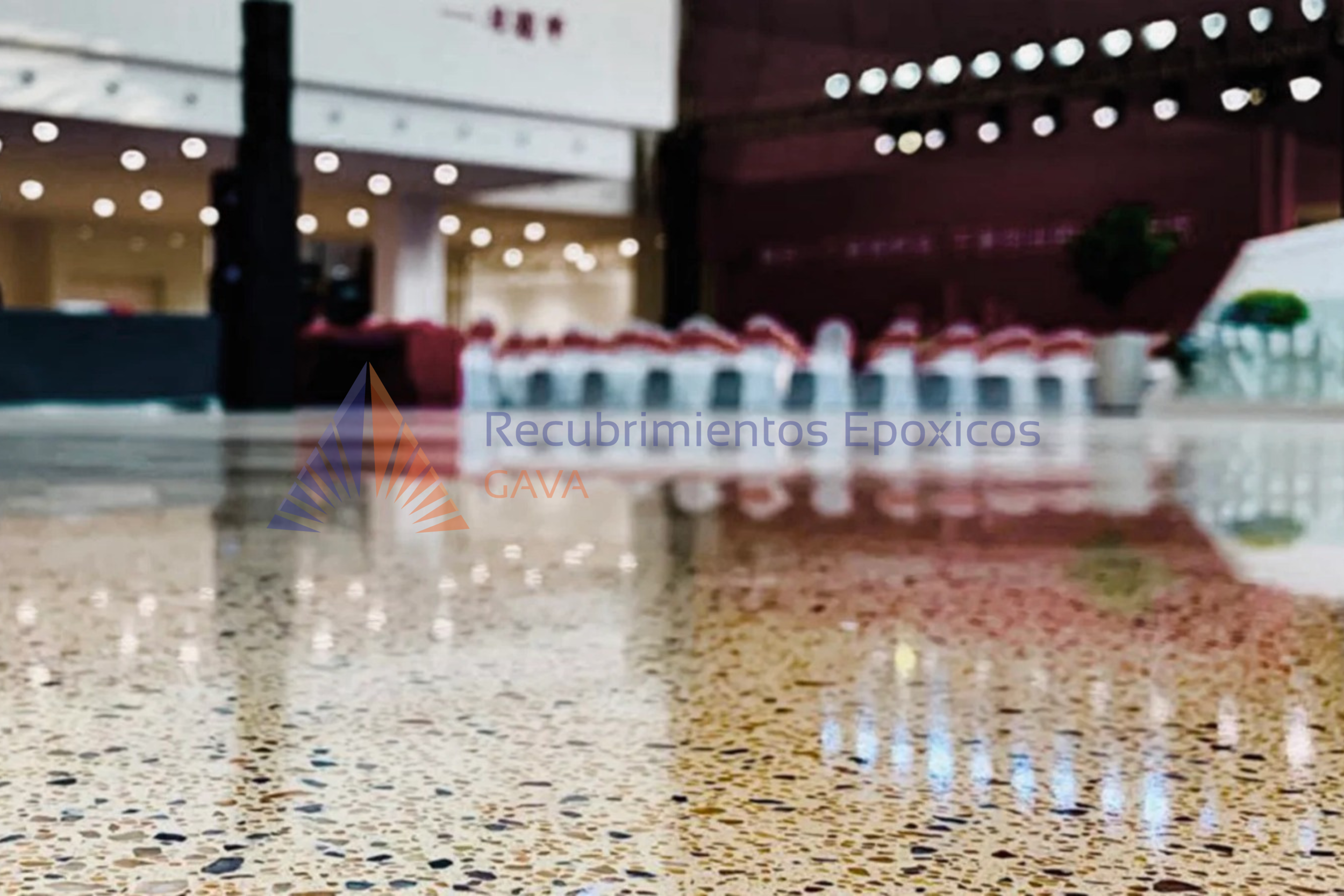 El interior de un edificio con pintura epóxica en el suelo, mostrador y decoración. Se observa un logo que dice 'Recubrimientos Epóxicos GAVA'.