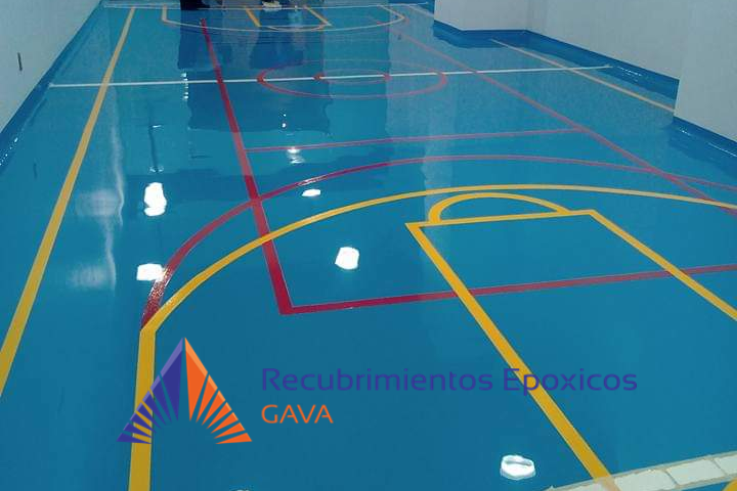 Piso de raqueta de gimnasio con líneas de diferentes colores y texto en el suelo que menciona 'Reumbrimientos Epoxicos' y 'GAVA'.