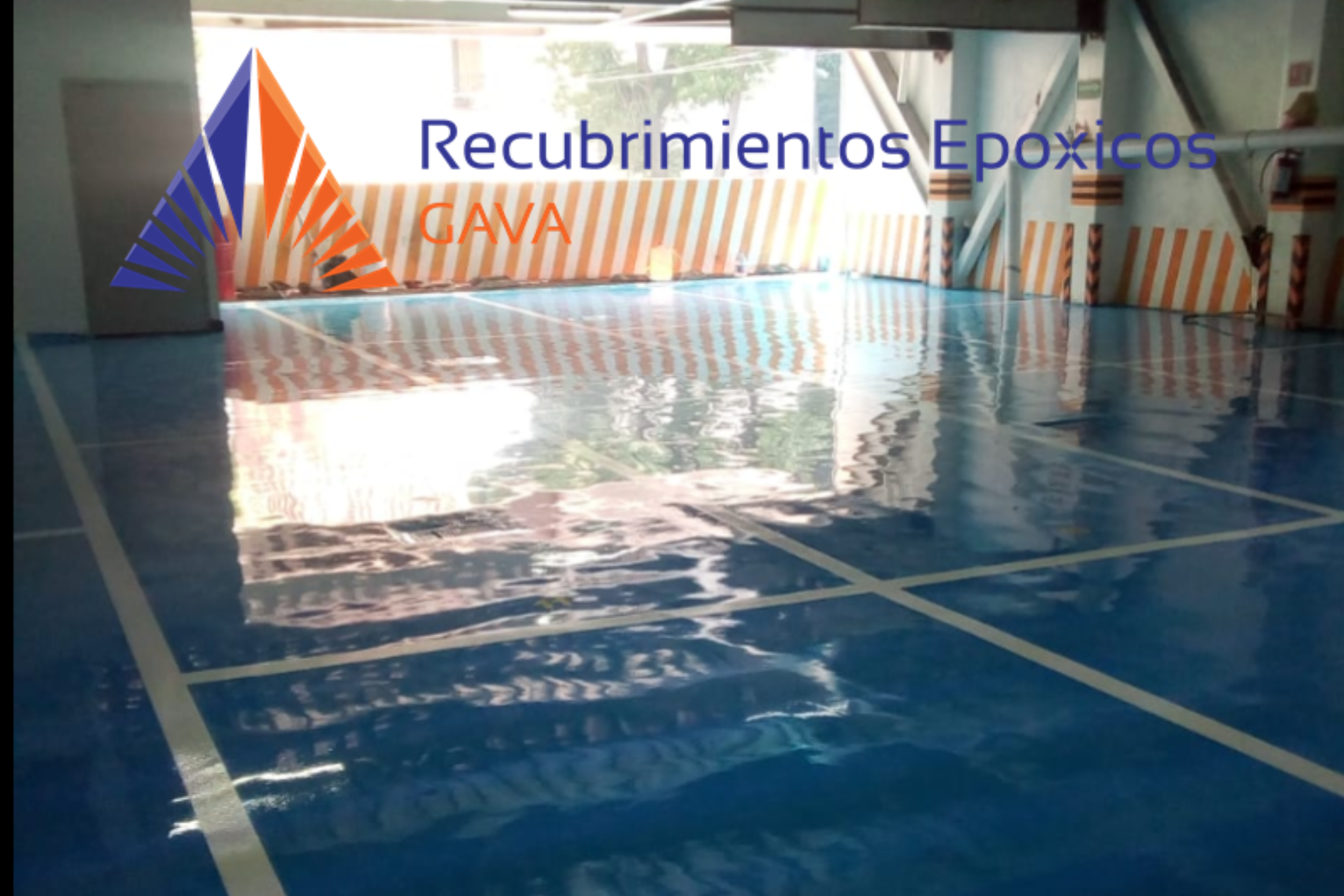 Pared de una tienda con texto que dice 'Recubrimientos Epóxicos GAVA' en letras azules y naranjas, y con un logo de líneas azules y naranjas.