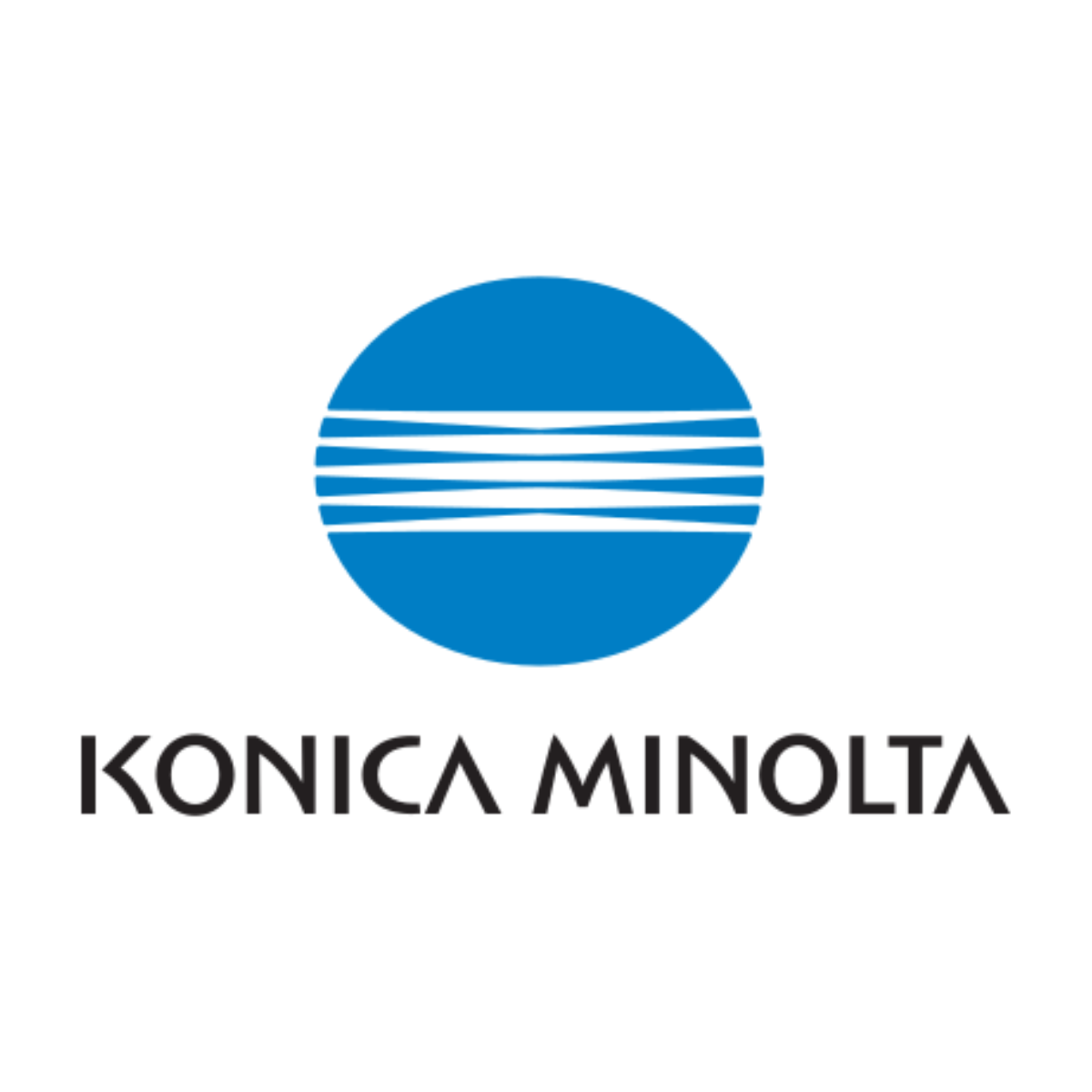 Logotipo de Konica Minolta con texto en negro debajo de un círculo azul con líneas horizontales en el centro.