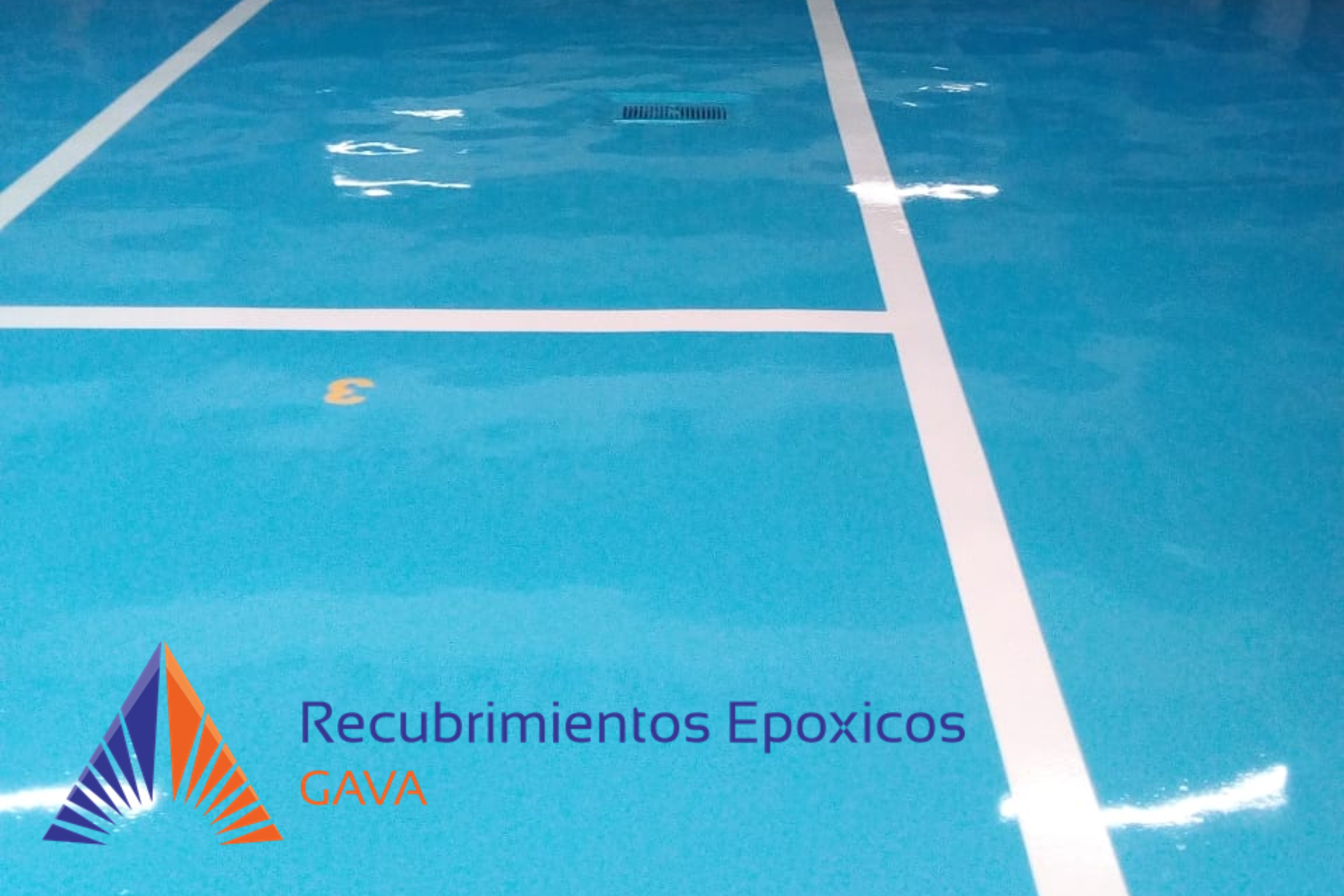 Fondo azul con líneas blancas y un texto que dice 'Recubrimientos Epóxicos GAVA' junto con un logotipo de formas triangulares en tonos azules y naranjas.