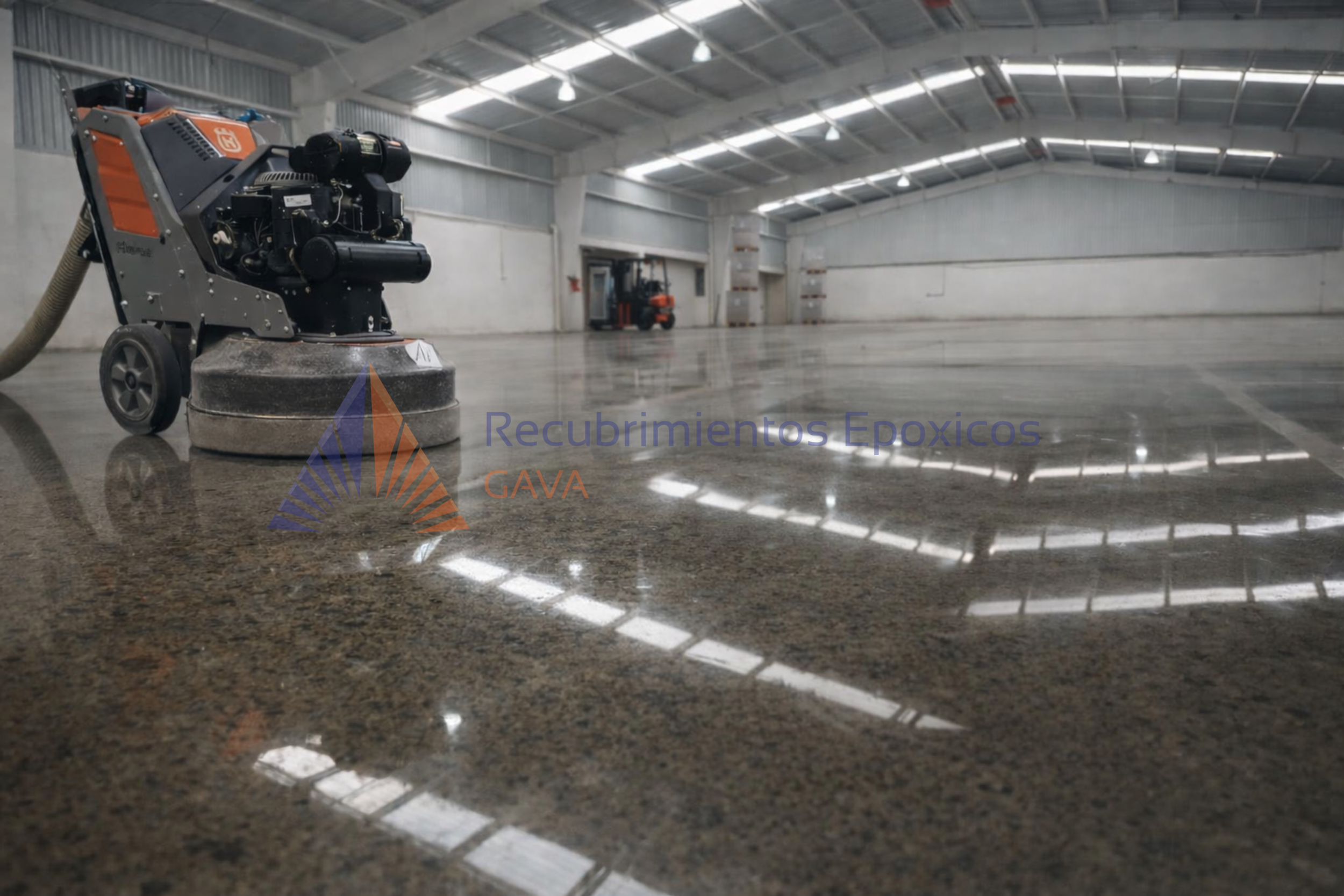 Interior de un almacén con maquinaria para pulir pisos de granito o mármol, con una máquina en primer plano y otros equipos en el fondo.