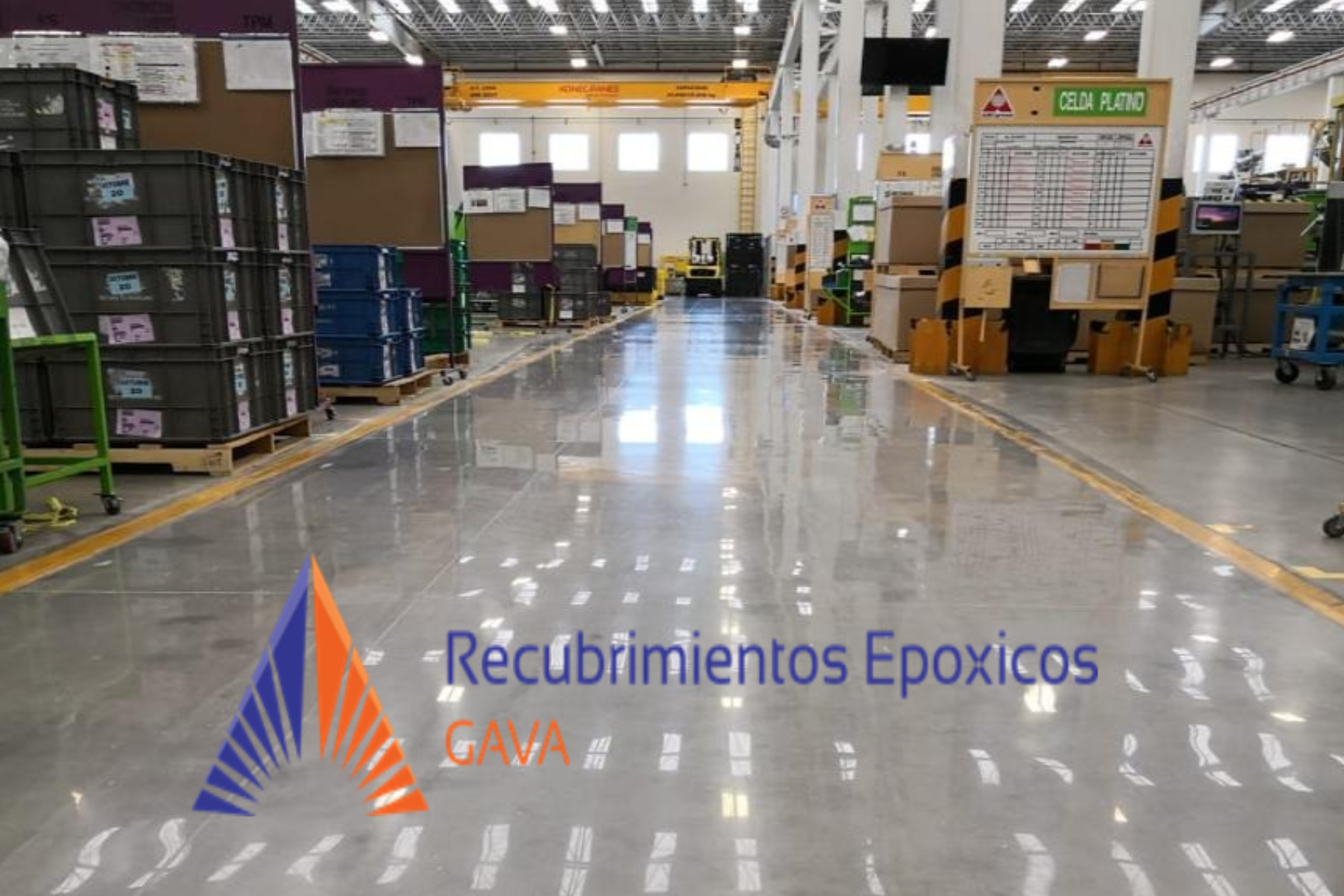Interior de un almacén con estanterías y cajas. Acceso a recubrimientos epóxicos, con señalización en español.