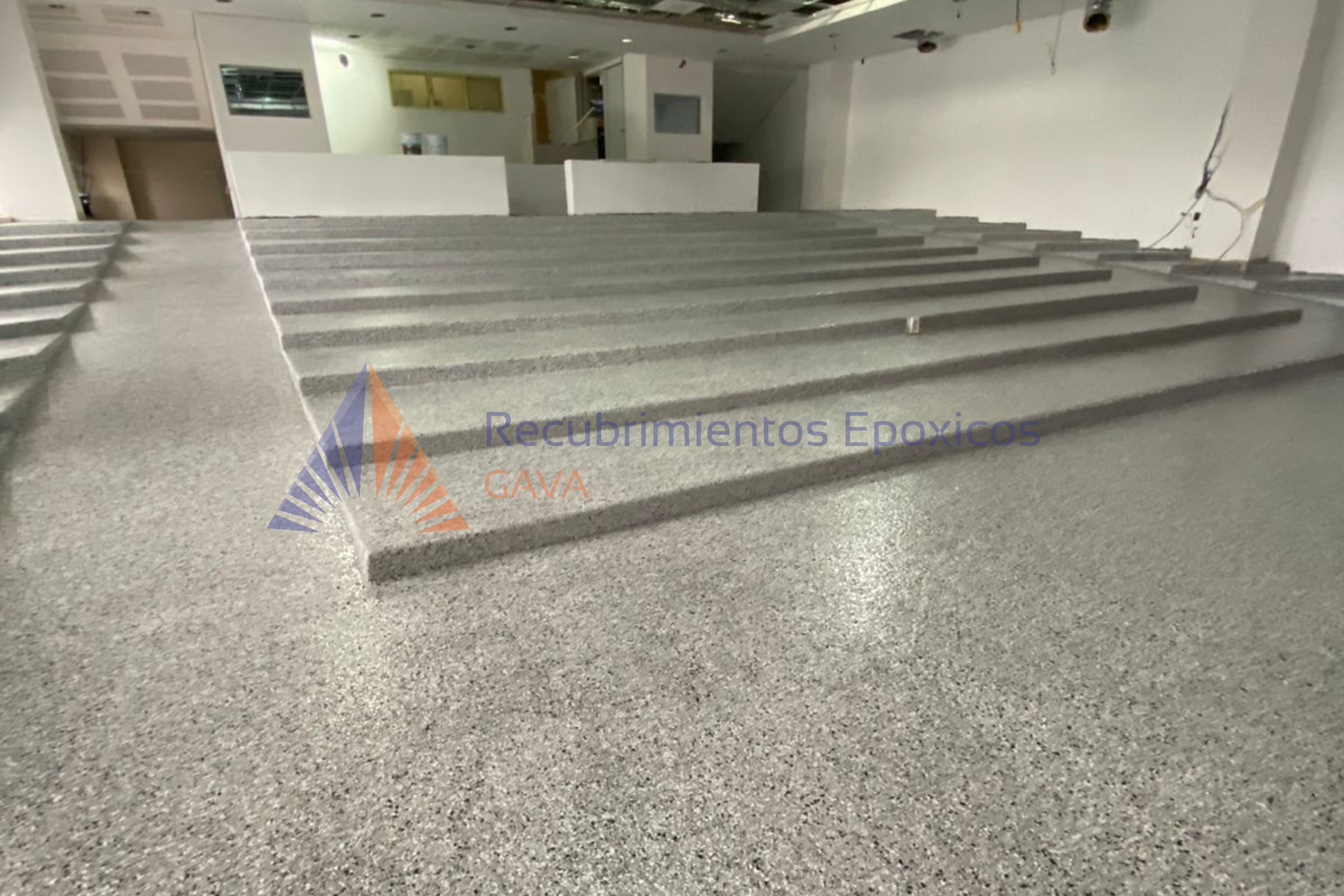 El sistema epóxico con hojuelas decorativas consiste en la aplicación de un recubrimiento epóxico reforzado con hojuelas pigmentadas que generan una superficie continua, resistente y con acabado estético uniforme.