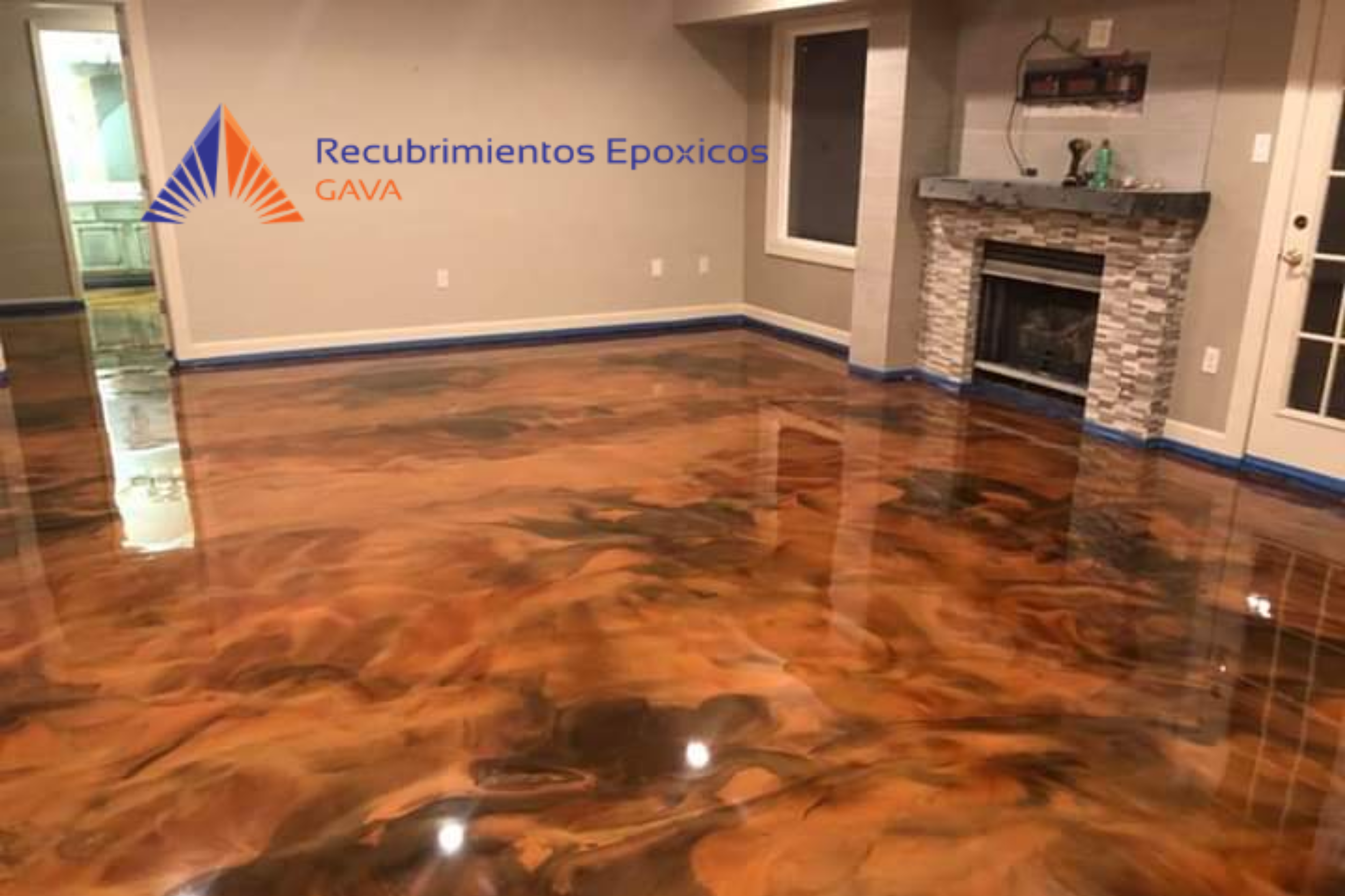 Sala con paredes beige, piso de madera pulida, chimenea de ladrillo decorativo y una ventana con marco blanco.