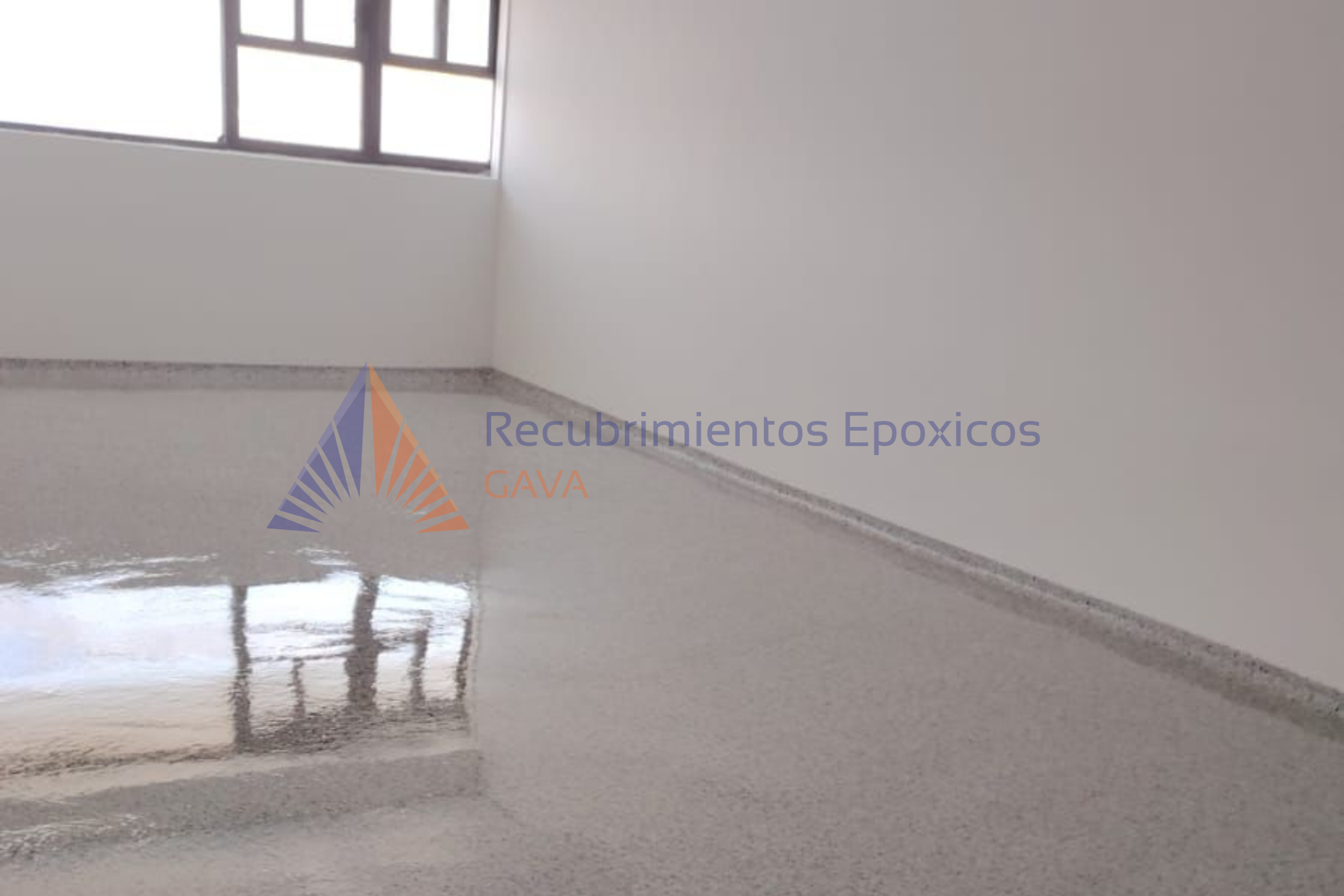 Interiores de una habitación en proceso de recubrimiento epóxico, piso brillante y paredes blancas, ventana grande en la pared izquierda.