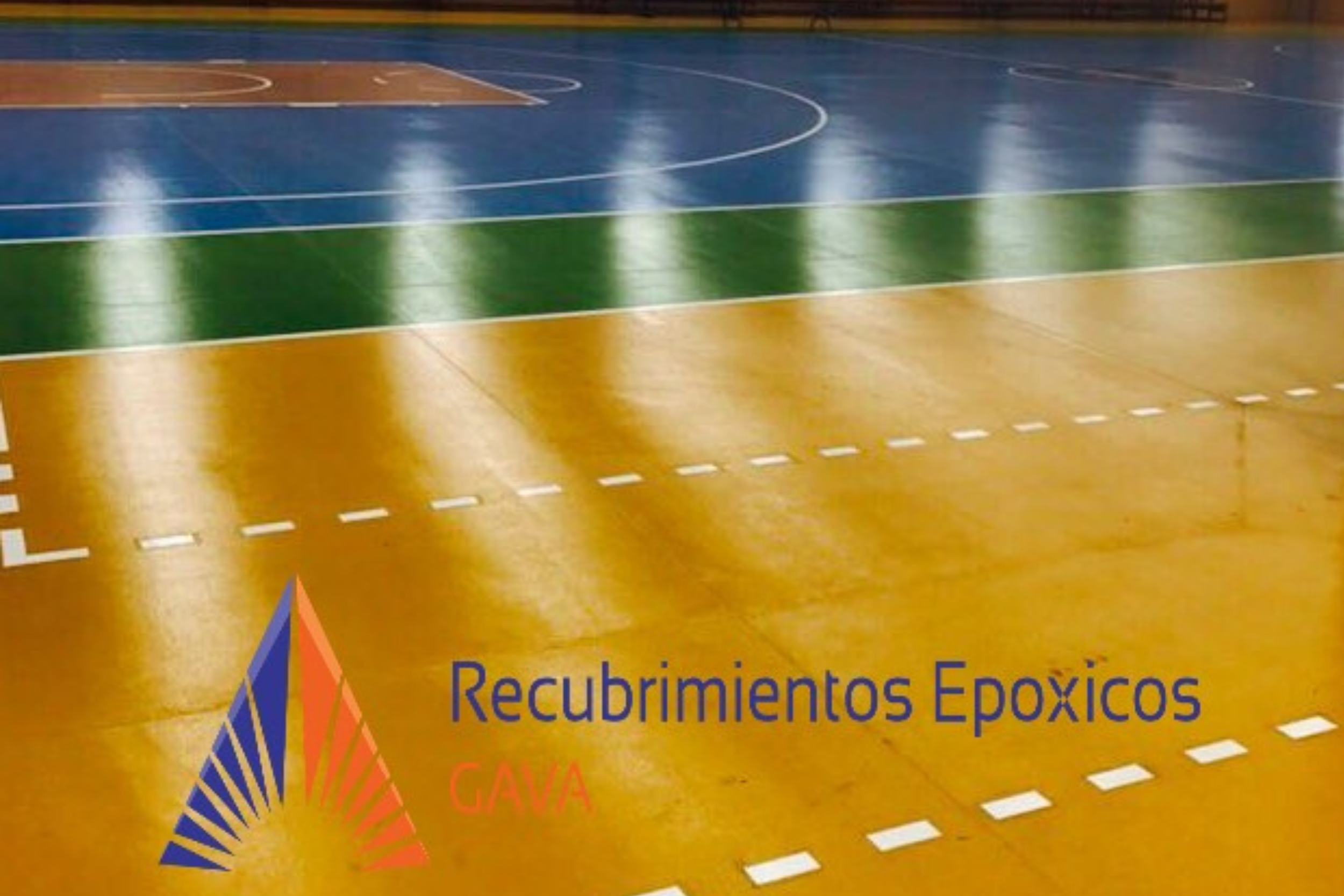 Piso de gimnasio con marcas de línea y una cartelera que dice 'Rehabilitación de lesiones, recubrimientos epóxicos'.