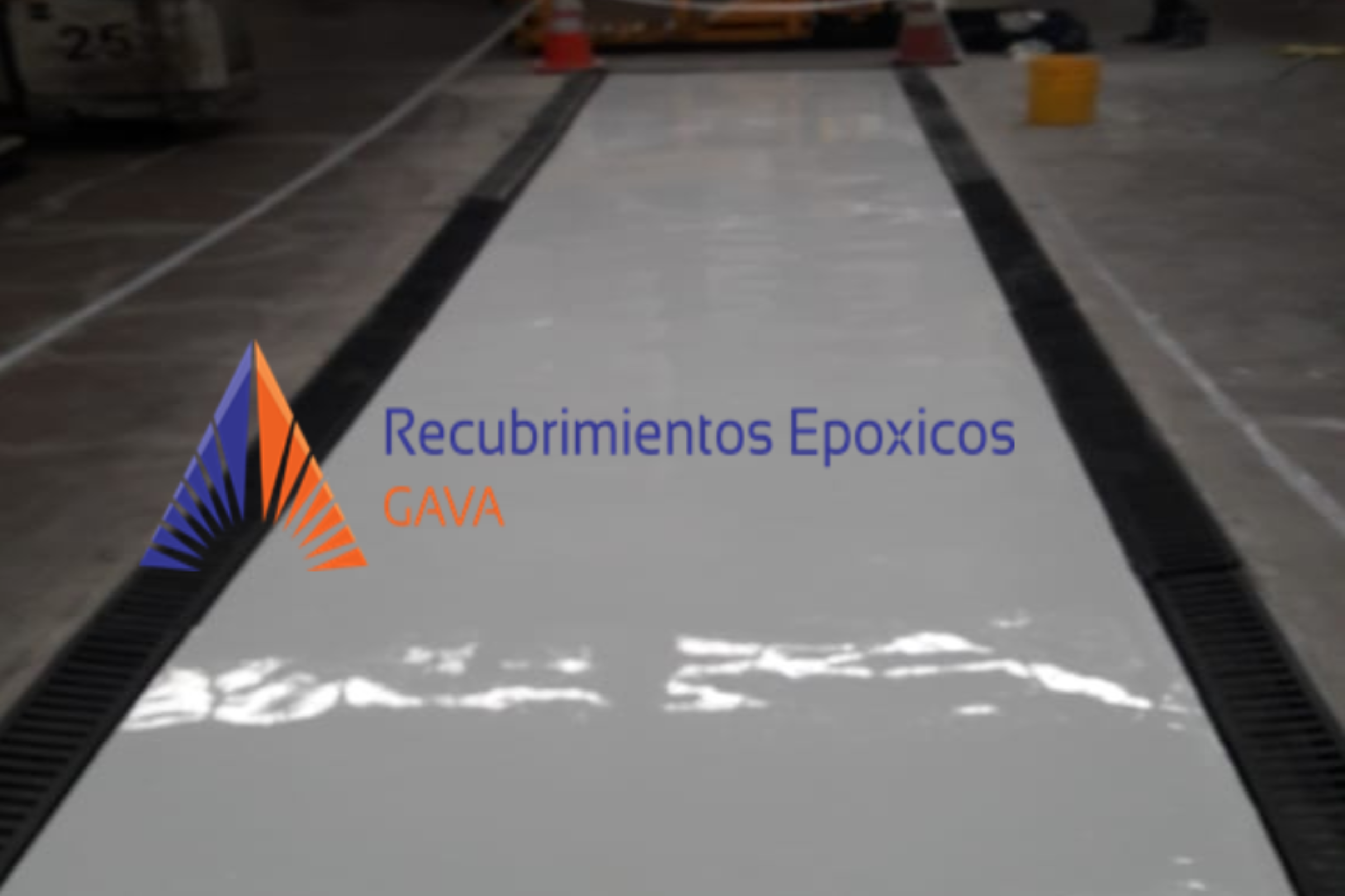 Tarimas de epóxico en un piso industrial con logotipo y texto de la empresa GAVA en la esquina inferior izquierda. La superficie es blanca con marcas negras y detalles en naranja.