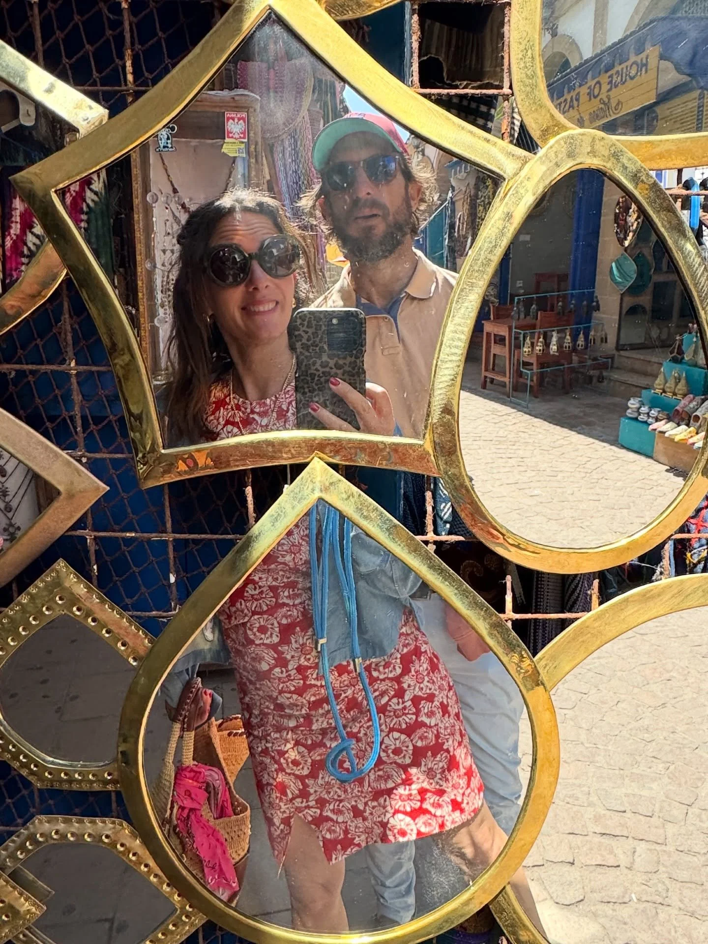 &Agrave; la demande g&eacute;n&eacute;rale, voici notre carnet de voyage pour 5 jours &agrave; Essaouira ☀️
1 - Prendre la pause dans la M&eacute;dina 
2- &Ecirc;tre accueilli &agrave; la marocaine au @jardindesdouars 
3 - Bronzer au bord de la pisci