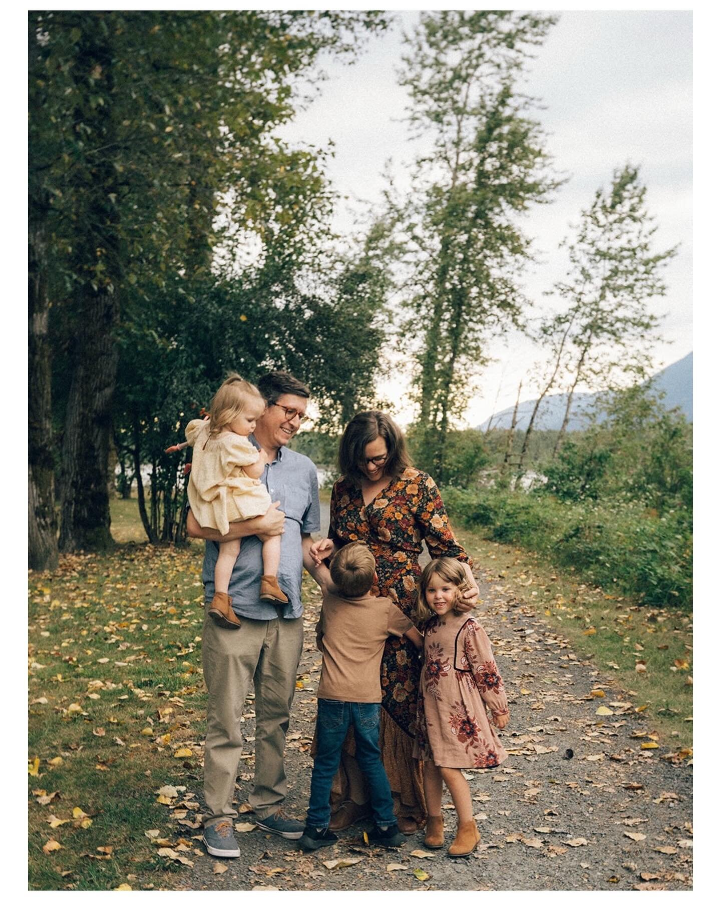 My family recently had a family session with the lovely @ellaflorence.photo, so I thought I&rsquo;d take the occasion to say hello from the other side of the lens 👋 

This was our first family session in three years &mdash; which I know is wild for 