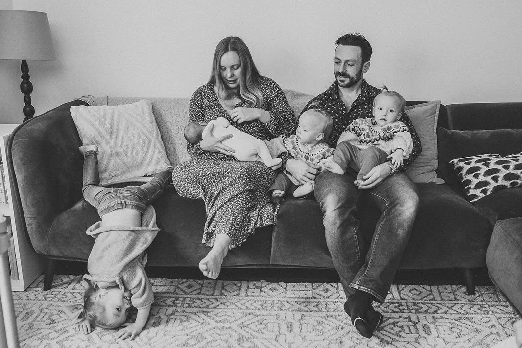 The wonderful chaos of children ✨ 

I loved this in-home newborn session and have been meaning to share more for a long time now. I guess baby&rsquo;s first birthday is a good occasion for it 😅 

As I share on the blog, two things stood out to me ab