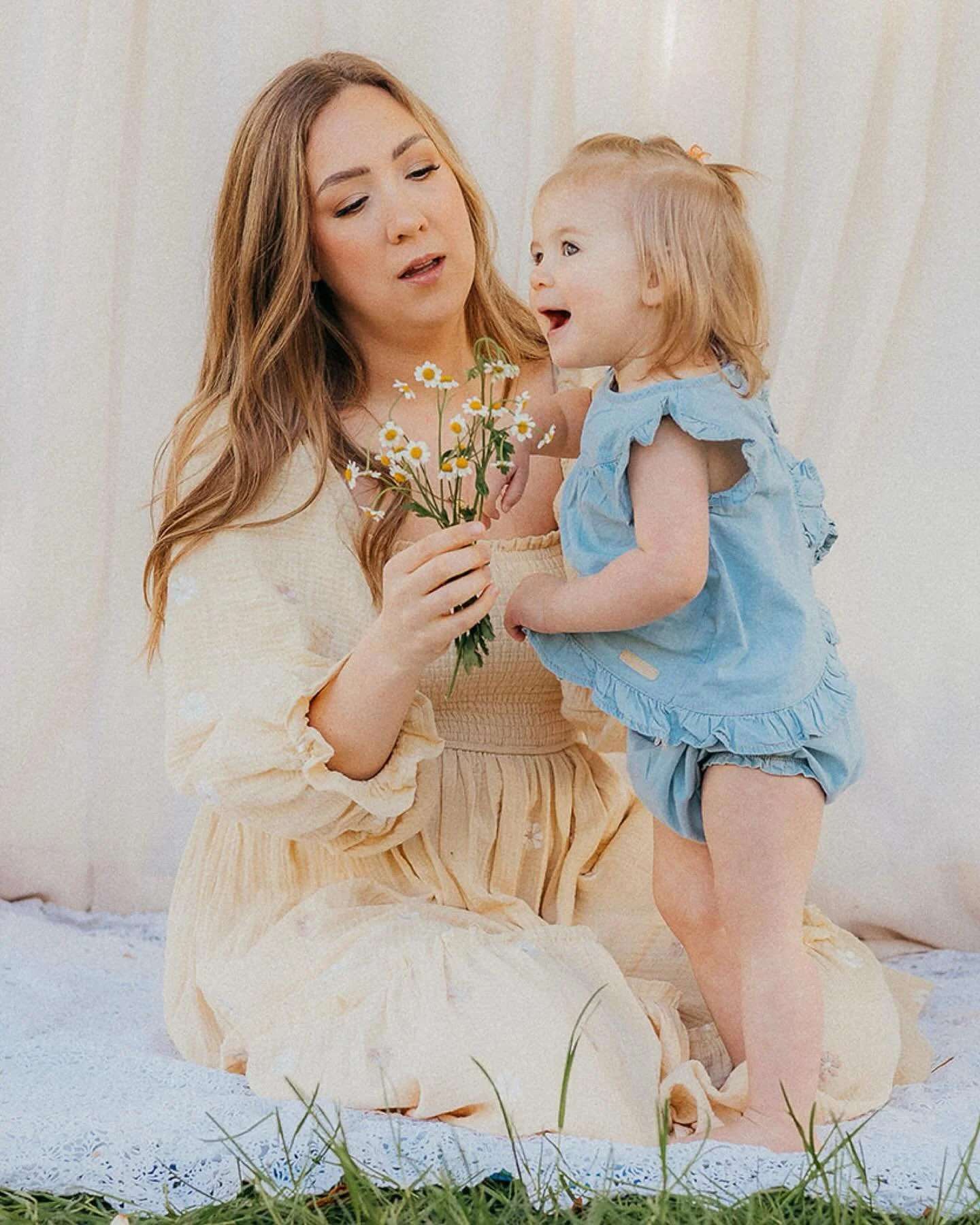 Spring is coming around the corner, and I&rsquo;m reminiscing about this family from last year&rsquo;s Sessions at Home Content Day hosted by @catherinealycsa.photo. I loved the idea here of making magic in your own front yard ✨ 

You can see more fr