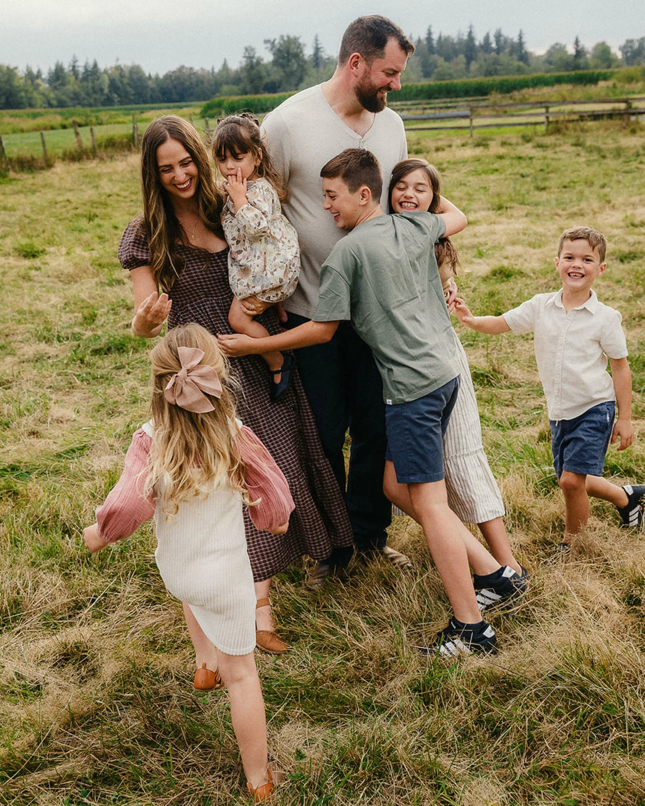 I don&rsquo;t even know where to begin with this long form backyard family session. Spending time with a family, in the place they feel most free and themselves, playing and loving and living and running wild, is my favorite thing to photograph.

Hel