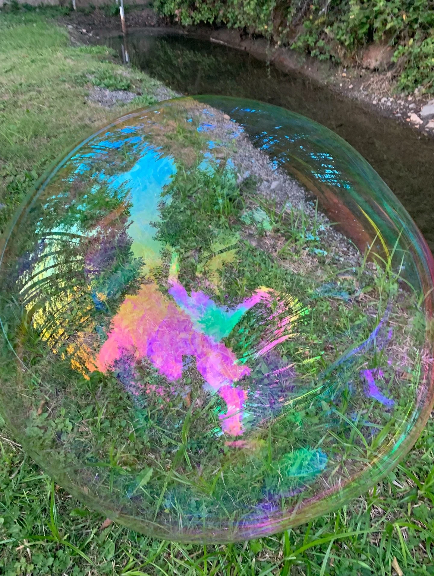 Trippy reflections! 
#worldinabubble 
#that_bubbleguy 
#thatbubbleguysbigbubblekit 
#thatbubbleguysbigbubblesolution