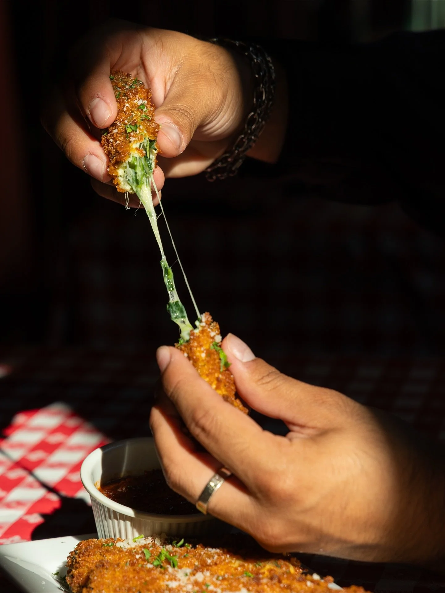 The ultimate rip + dip lineup. 🎯

Spinach mozzarella sticks with that legendary cheese pull&hellip; or garlic breadsticks dripping in buttery perfection.
Which one are you choosing first?

.

.

.

#GinosEast #MozzarellaSticks #GarlicBreadsticks #De
