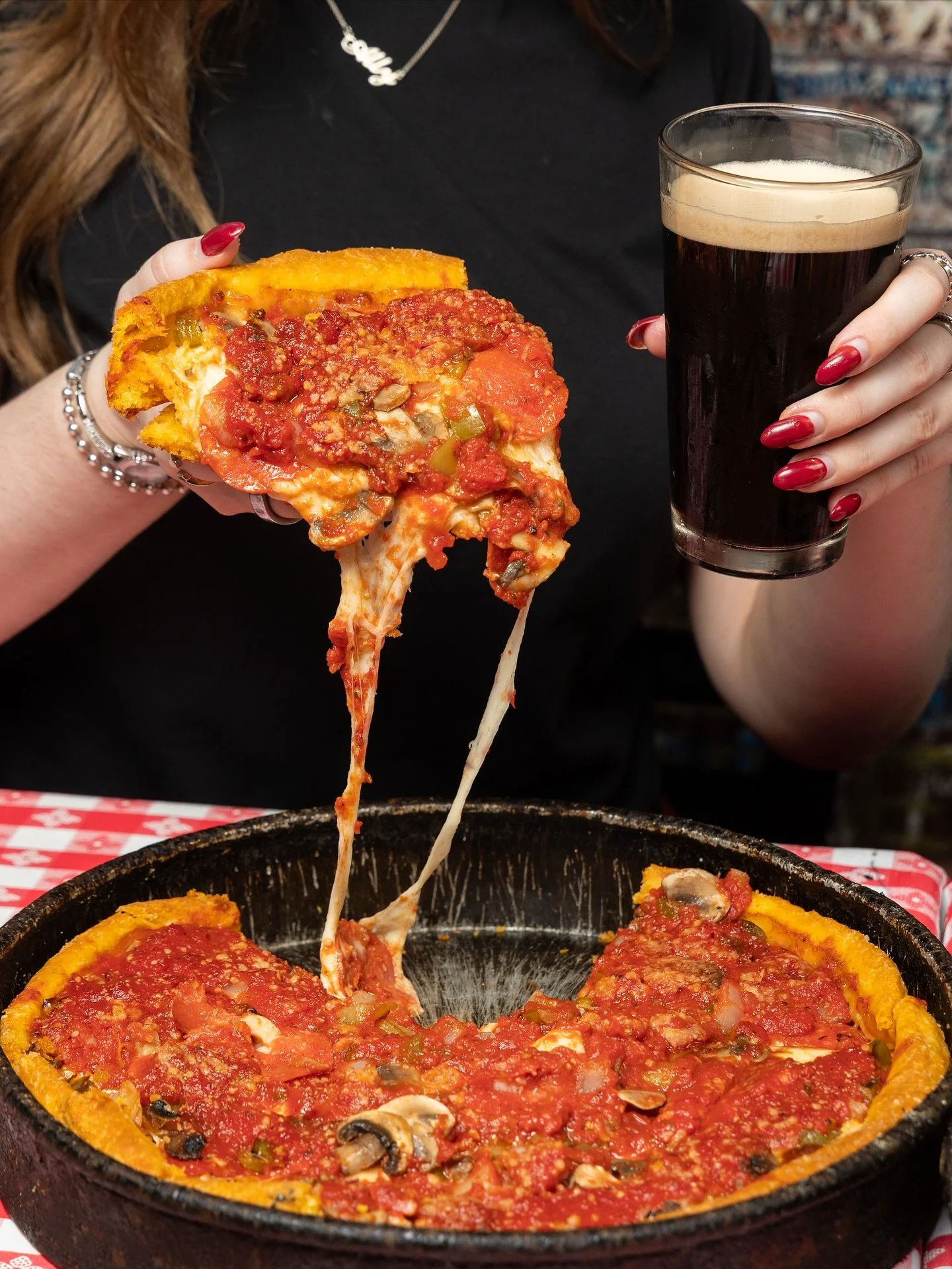 Pizza in one hand. Beer in the other. That’s balance, Chicago-style.
Deep dish, cold brews, and a good cheese pull — the Gino’s trifecta.
Who are you saving a seat for?
.
.
.
#GinosEast #DeepDishPizza #PizzaAndBeer #ChicagoPiz
