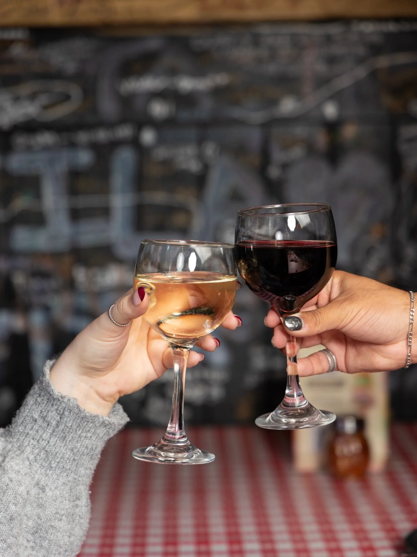 Happy Hour | Monday&ndash;Thursday | 4&ndash;6PM
Available exclusively at our Magnificent Mile location

$6 Hummus Plate
$6 Garlic Breadsticks
$6 Mixed Drinks
$5 Wines
$5 Gino&rsquo;s Brews

Good vibes, better bites, and the perfect pour. 🍕🍻

.

.
