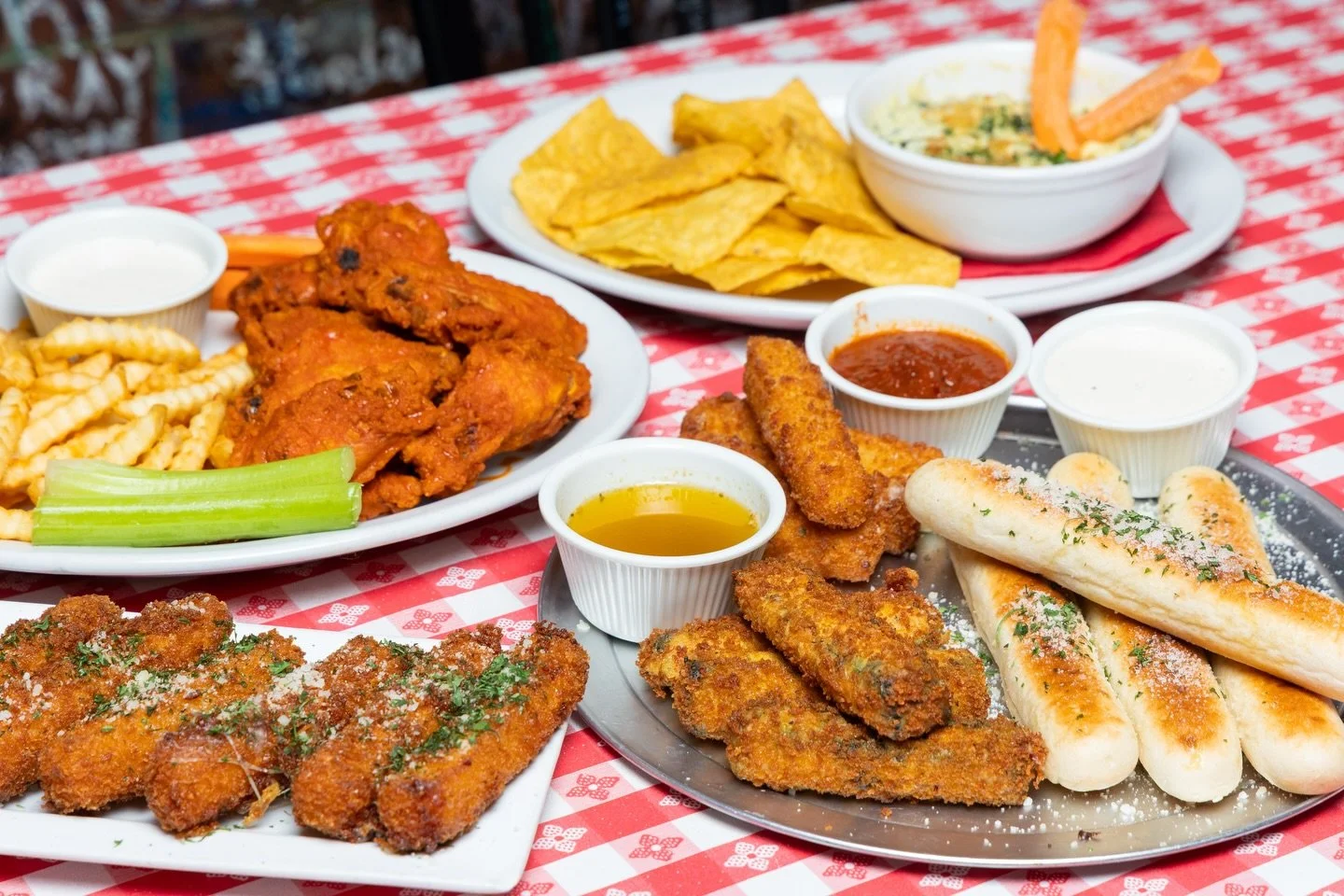 Call it the Appetizer Dream Team.

Mozz sticks, wings, spinach dip, breadsticks&hellip; the kind of spread that disappears fast.
Tag who you&rsquo;re splitting this with 👇

.

.

.

#GinosEast #ChicagoEats #DeepDishAndMore #AppetizerLovers #Mozzarel