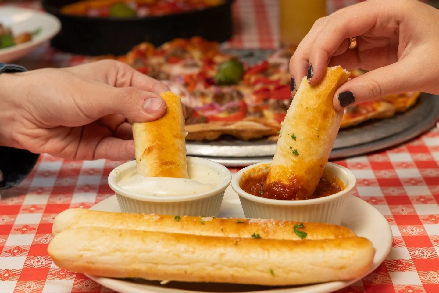 Breadstick lovers, this one&rsquo;s for you.
Warm, buttery, dunkable perfection &mdash; ranch or marinara, what&rsquo;s your move?👇

.

.

.

#GinosEast #ChicagoEats #Breadsticks #AppetizerLovers #ChicagoFoodScene