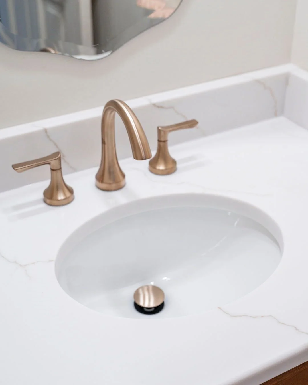 A little gold goes a long way.
We’re loving how these soft gold fixtures pop against clean, bright quartz. It’s the kind of detail that makes a bathroom feel instantly elevated—simple, timeless, and full of personality.
📍Quartz to