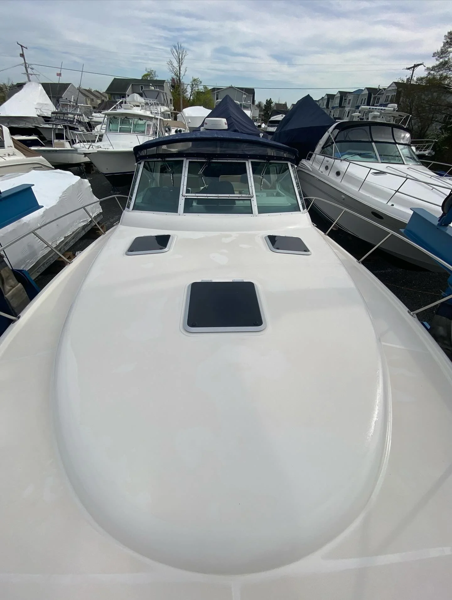 33&rsquo; Tiara Topside Compound, Polish, Wax, Wash 🤙

#huntersmarinedetailing