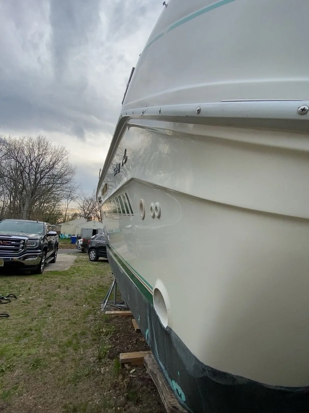 1993 30&rsquo; SeaRay &ldquo;Nauti-Girl&rdquo; Hull/toe rail compound, polish, wax 🤙

#huntersmarinedetailing