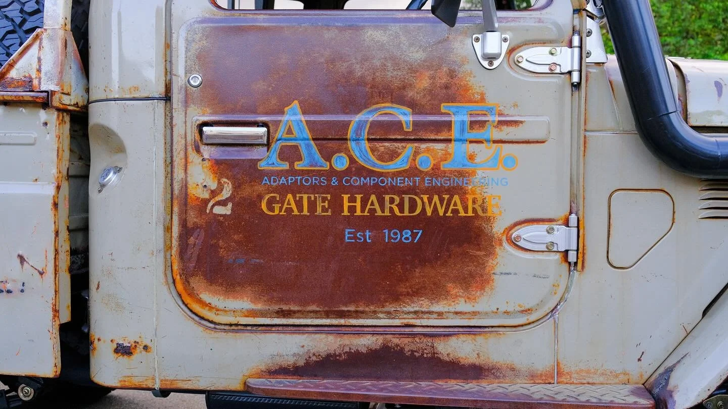 Made to look like it&rsquo;s been on the doors for donkey&rsquo;s years
-
#australianpainter #alwayshandpaint #handcrafted #handpainted #handpaintedsigns #signpainting #signwriting #custompaint #brushlettering #script #scriptlettering #logo #handdraw