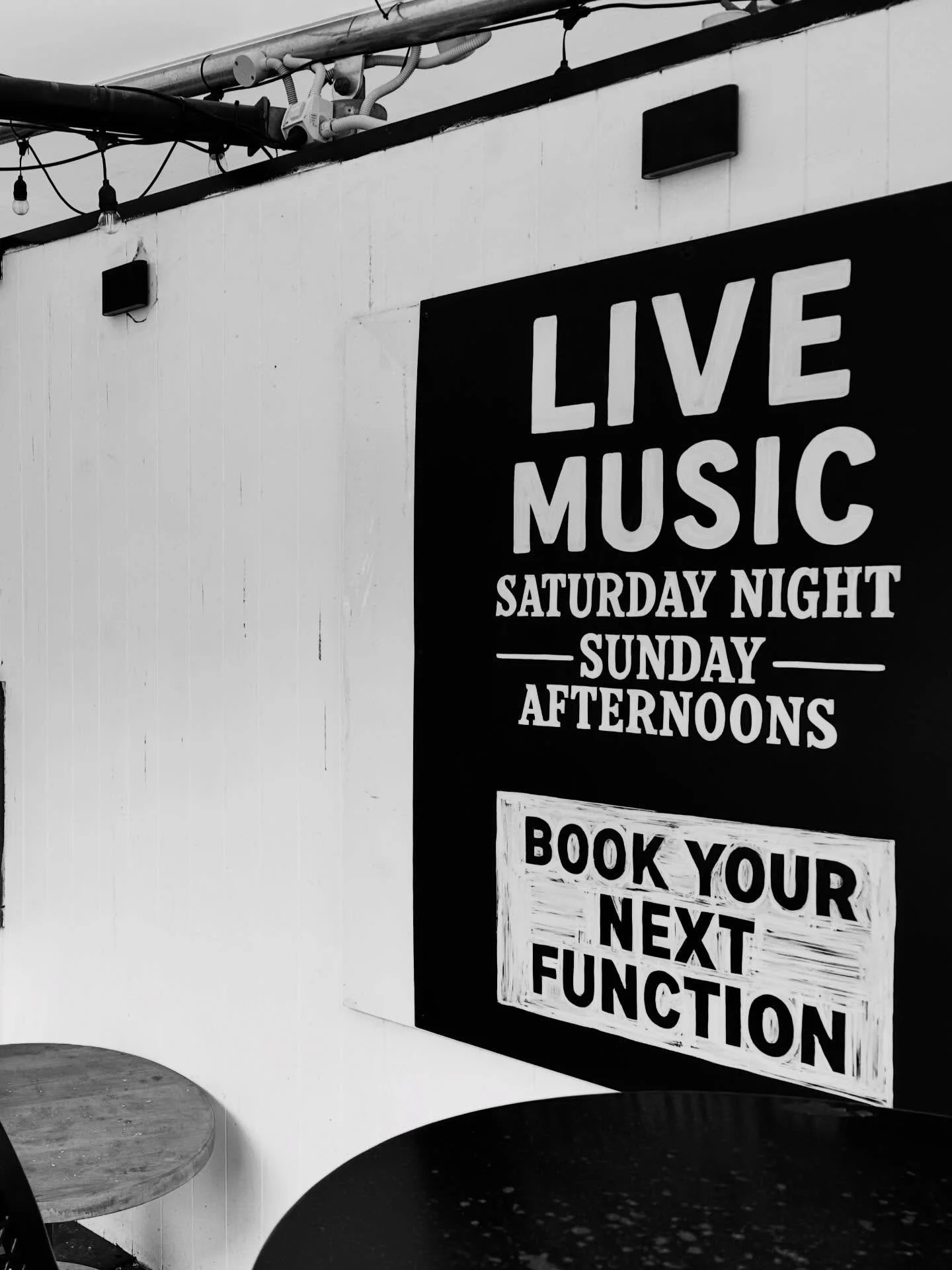 Happy Saturday! See some live music and eat some eggs
#australianpainter #alwayshandpaint #handcrafted #signart