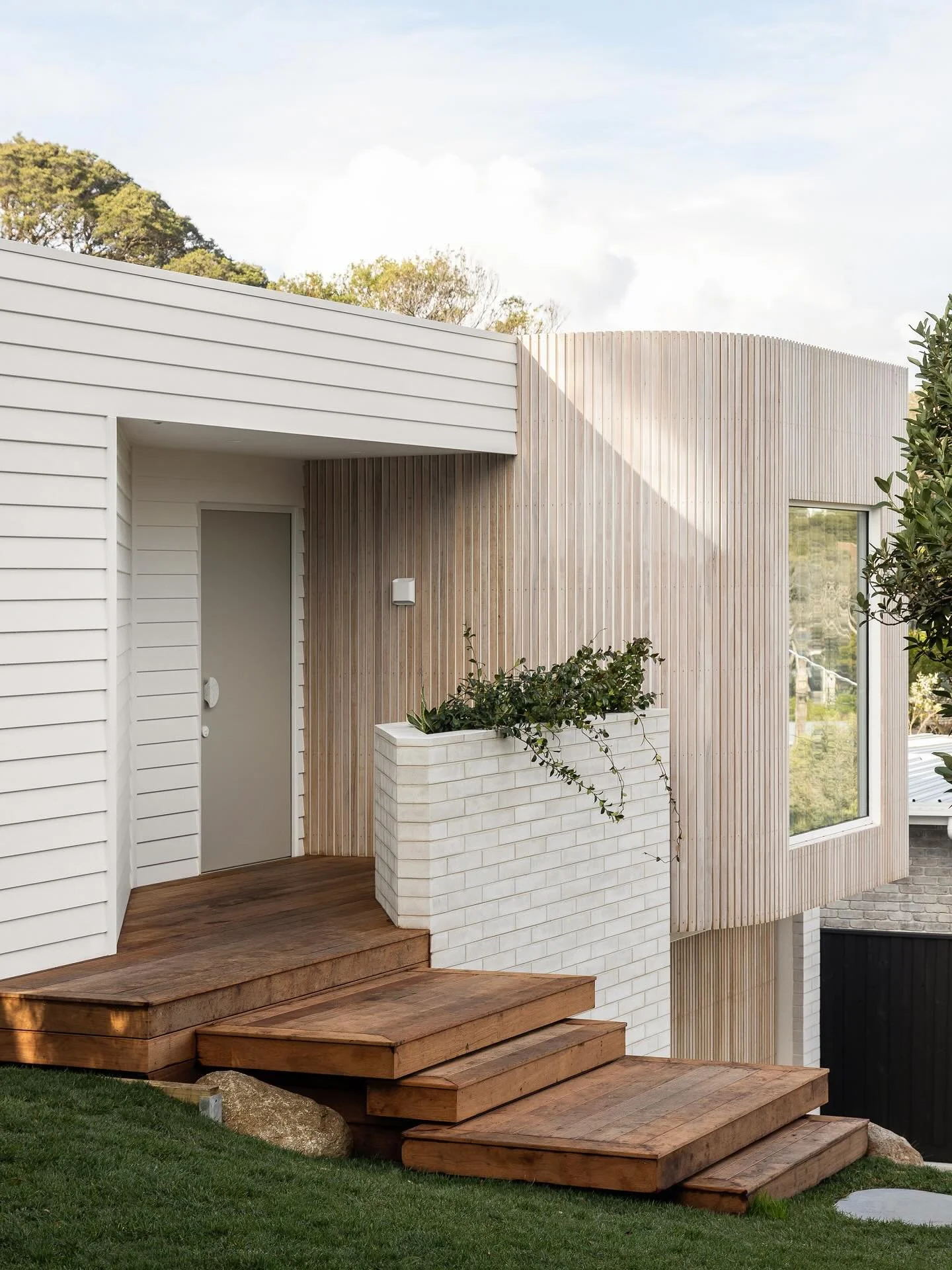 A light-filled, family home in Blairgowrie.
Blending sustainable design with cosy, flexible spaces, This modern coastal home connects effortlessly to the landscape, open living connecting decks with leafy views, all built without compromise.
