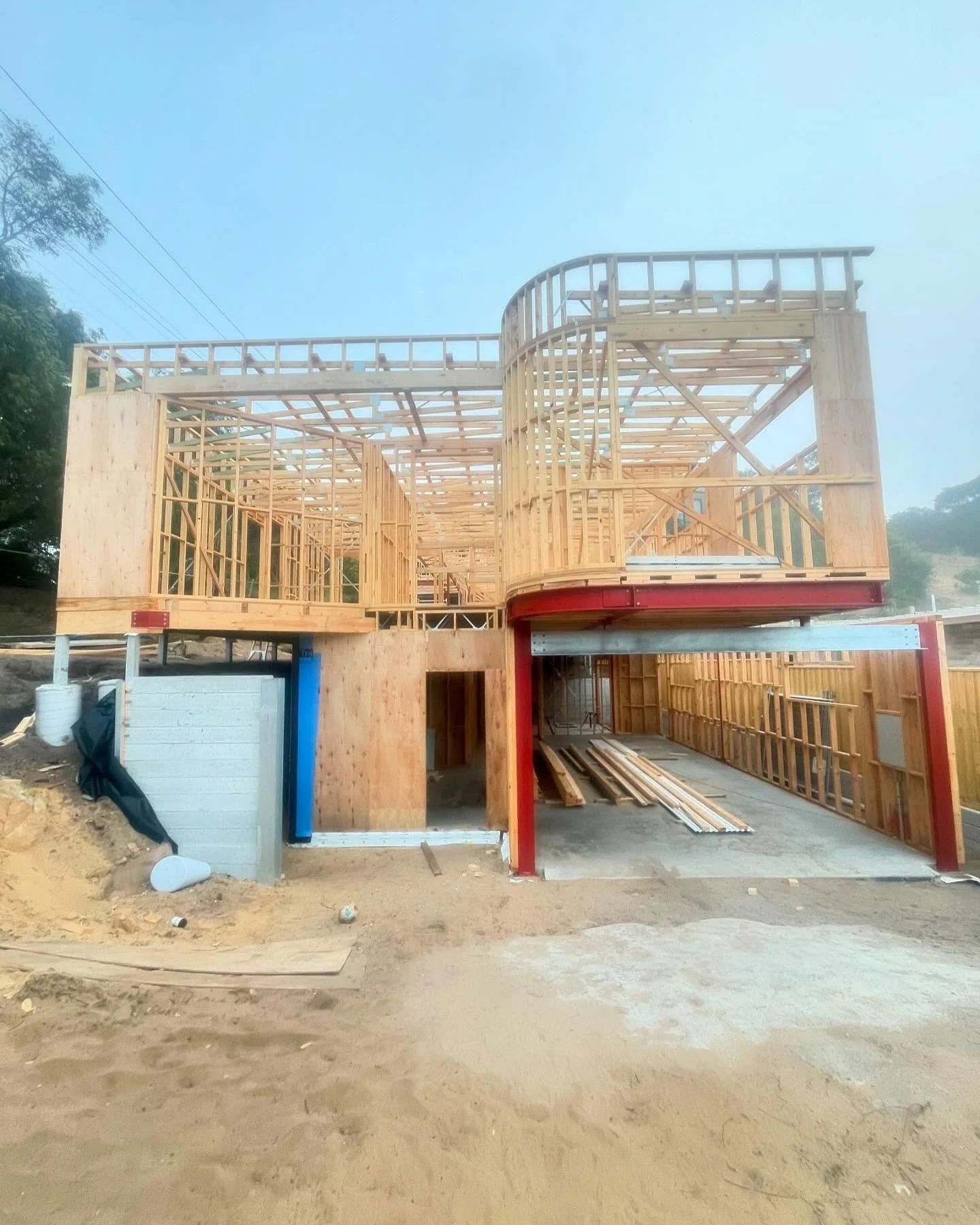 Frame is all complete at Blairgowrie. The team has done a great job and everything is moving along nicely. #carpentry #mountainbuilt #frame #morningtonpeninsulabuilders #newhouse #builder