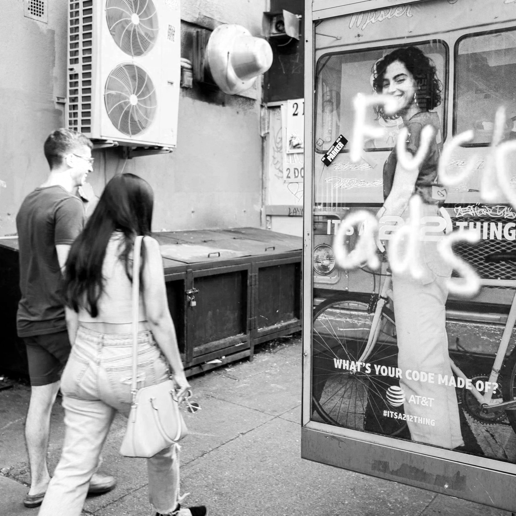 #MARKETING #GUERRILLA_MARKETING. Short video explaining a fast, free guerrilla tactic based on local events and “parade” visibility, ideal for micro-businesses and freelancers wanting offline buzz.