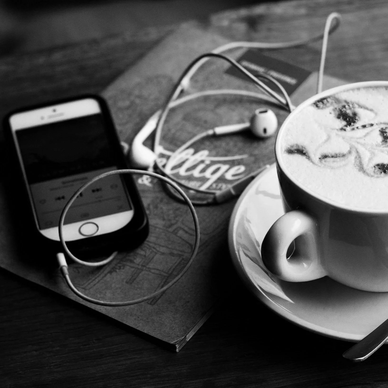 #CUSTOMER_EXPERIENCE #STRATEGY. Article spotlighting CX-focused podcast episodes with concrete advice on feedback loops, leadership and service improvement for B2B and service businesses.