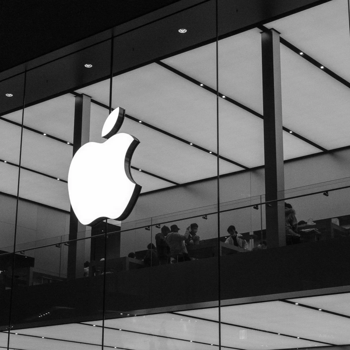 #XR #PRODUCT_DEVELOPMENT #USER_EXPERIENCE
Spatial computing creates new opportunities, but also new rules for designing digital experiences. Apple’s visionOS guidelines explain how to design apps and games for Vision Pro with spatial interaction, imm